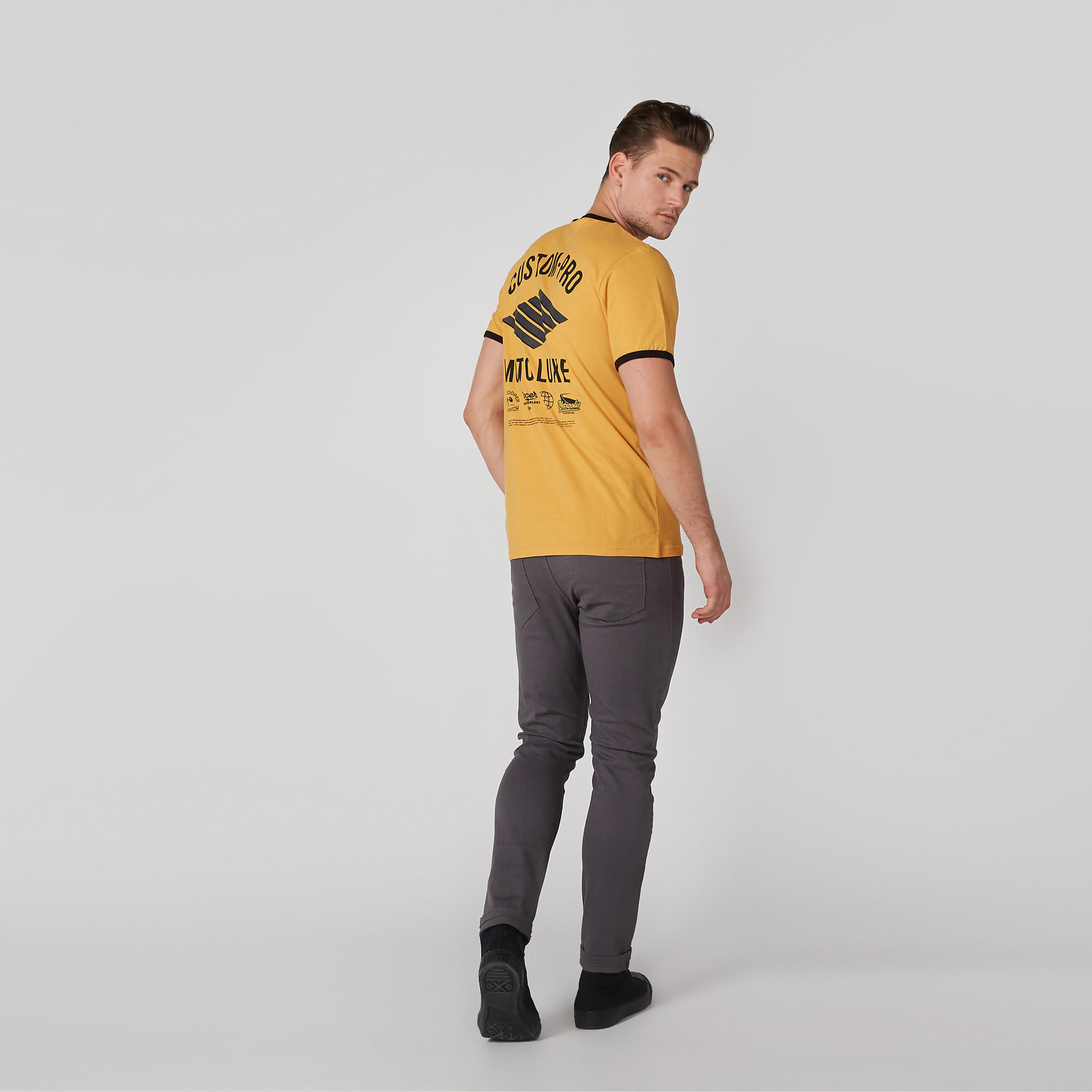 تيشيرت بياقة مستديرة وأكمام قصيرة وطبعات من لي كوبر-men-clothing-tshirtsandpolos-tshirts-image-3