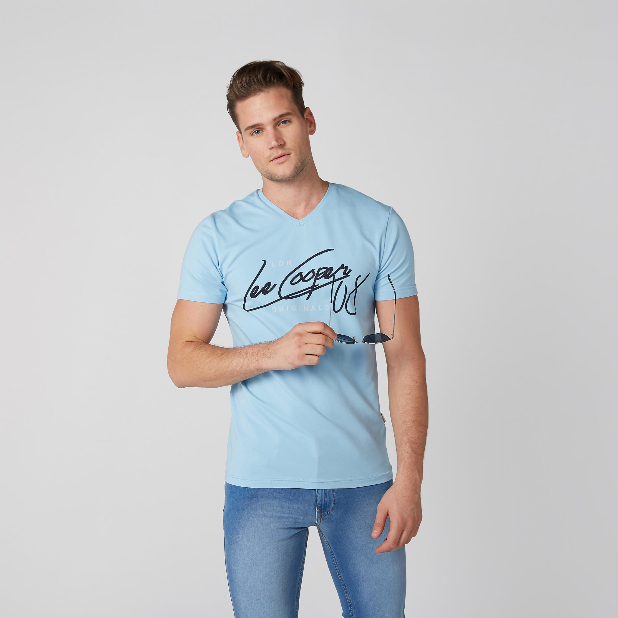 تيشيرت بياقة V وأكمام قصيرة وطبعات من لي كوبر-men-clothing-tshirtsandpolos-tshirts-image-1
