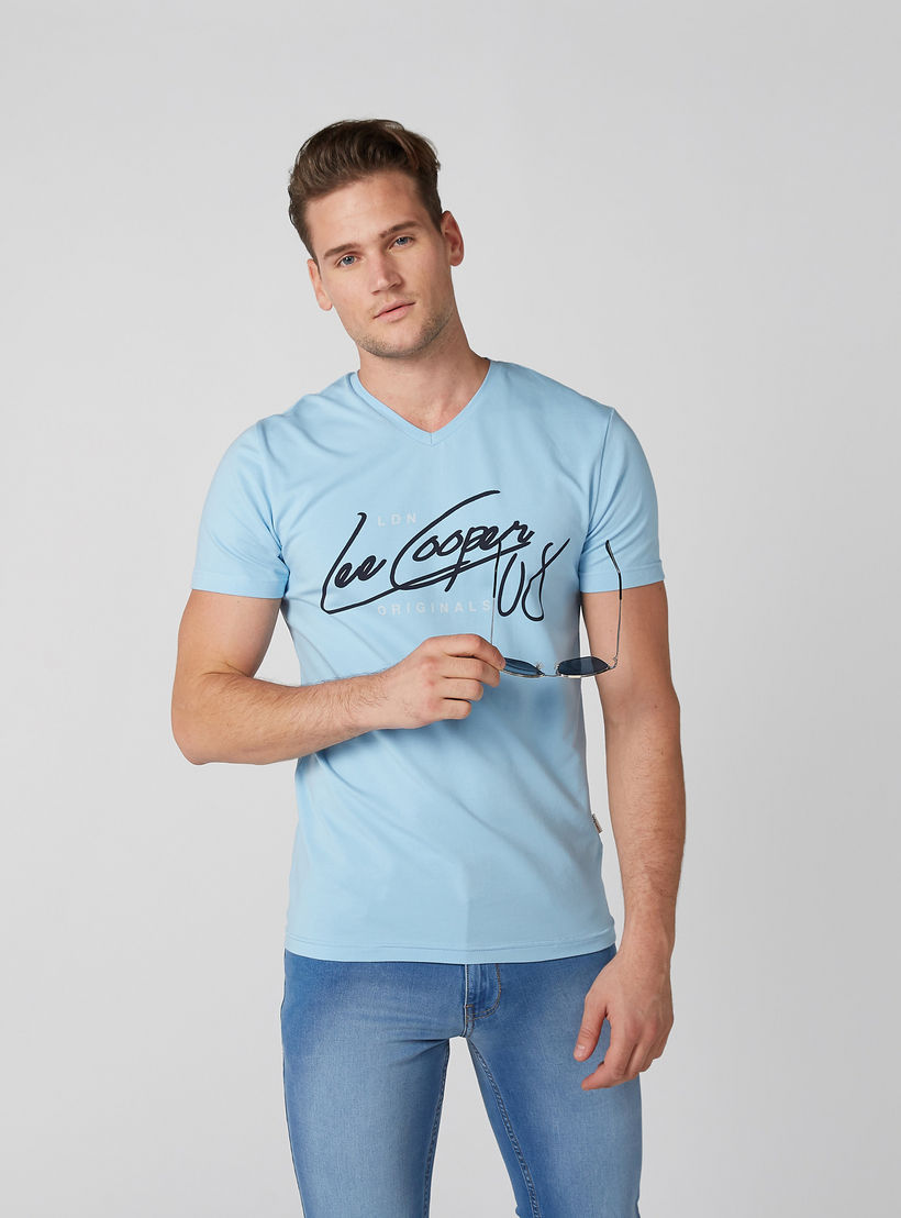 تيشيرت بياقة V وأكمام قصيرة وطبعات من لي كوبر-men-clothing-tshirtsandpolos-tshirts-image-1