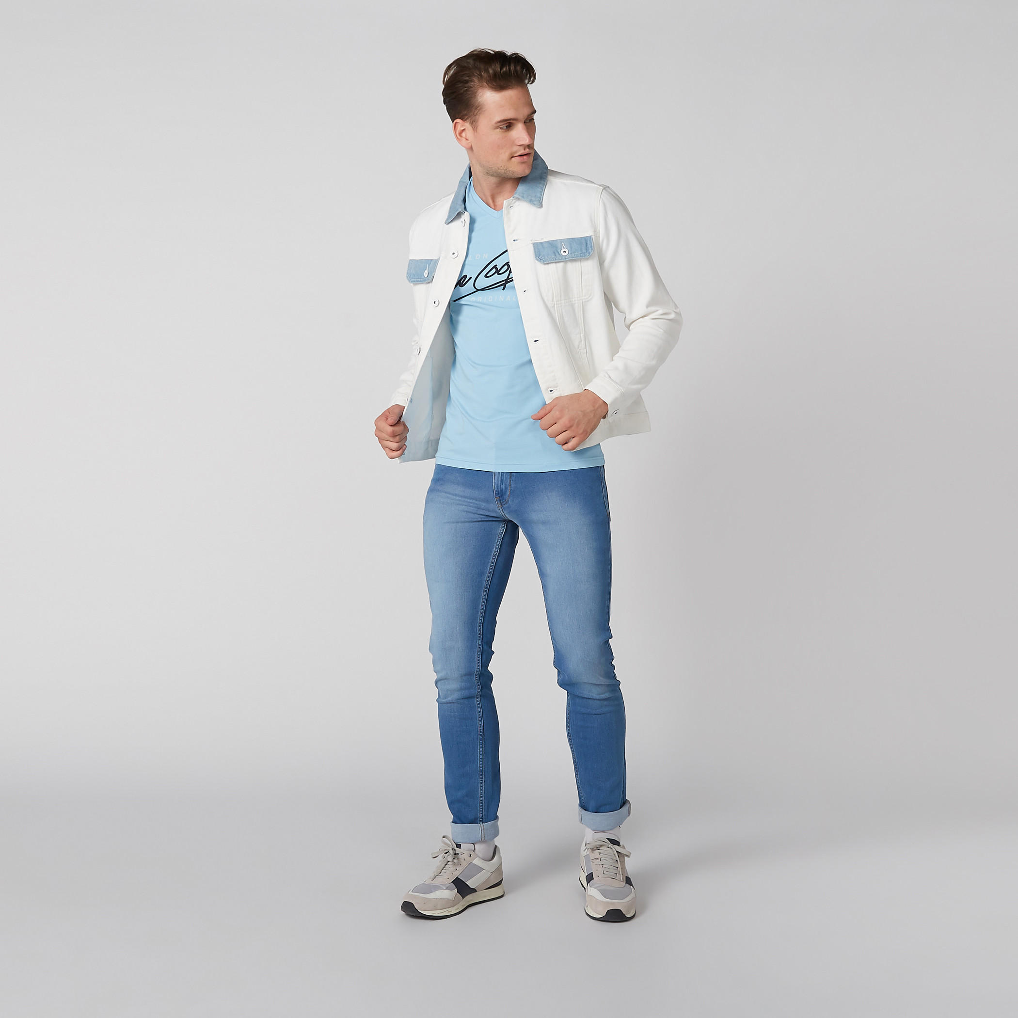 تيشيرت بياقة V وأكمام قصيرة وطبعات من لي كوبر-men-clothing-tshirtsandpolos-tshirts-image-2