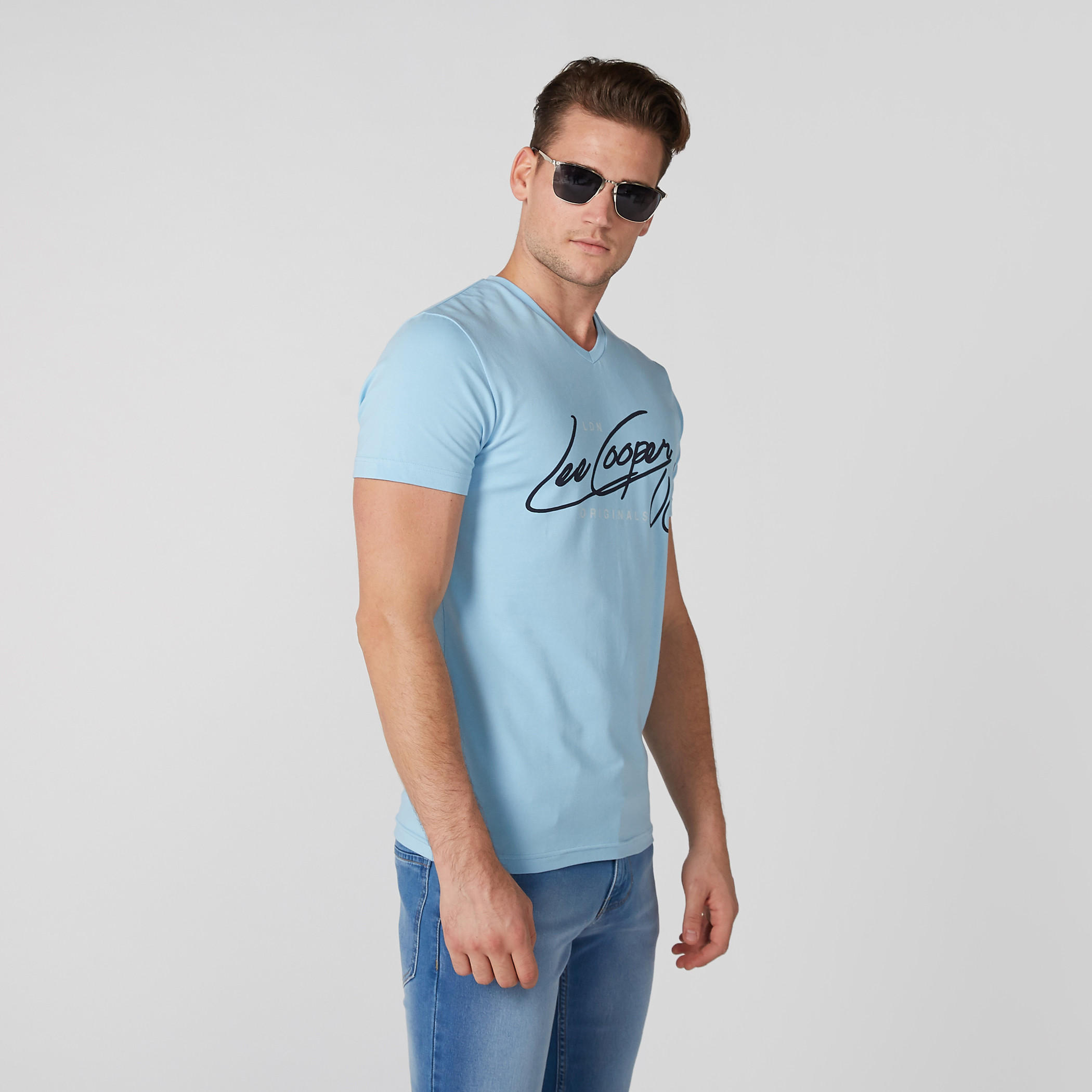 تيشيرت بياقة V وأكمام قصيرة وطبعات من لي كوبر-men-clothing-tshirtsandpolos-tshirts-image-3