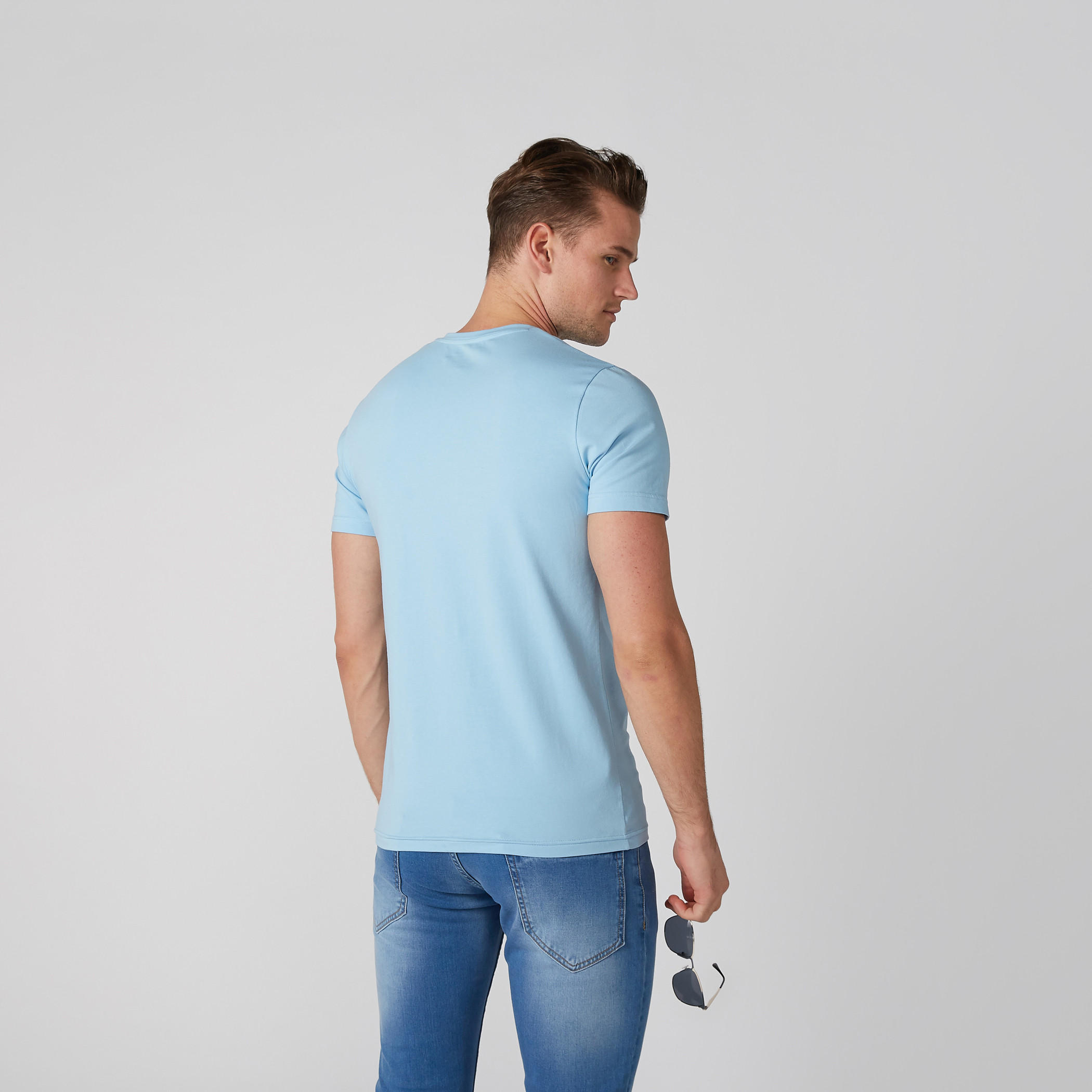 تيشيرت بياقة V وأكمام قصيرة وطبعات من لي كوبر-men-clothing-tshirtsandpolos-tshirts-image-4
