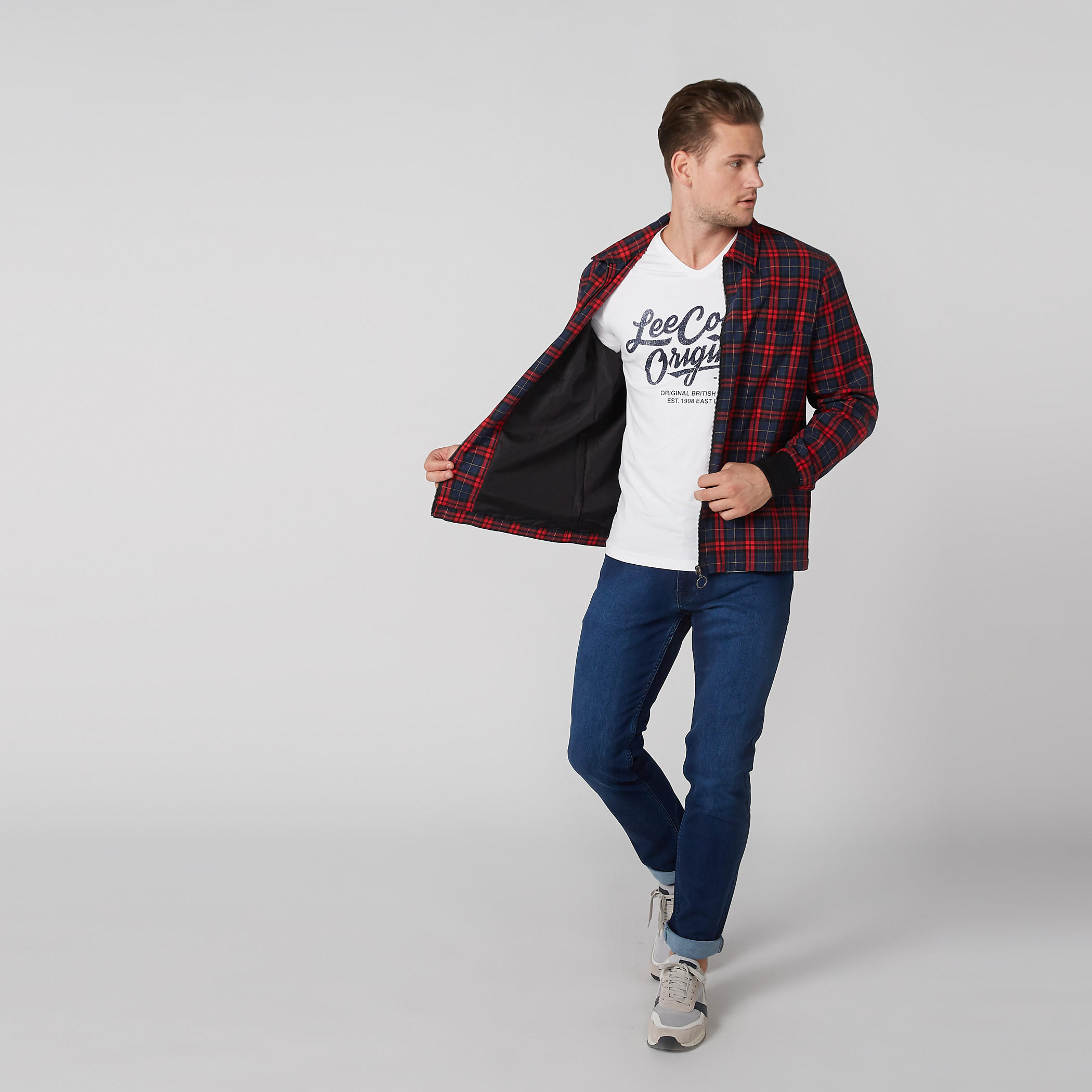 تيشيرت بياقة V وأكمام قصيرة وطبعات من لي كوبر-men-clothing-tshirtsandpolos-tshirts-image-1