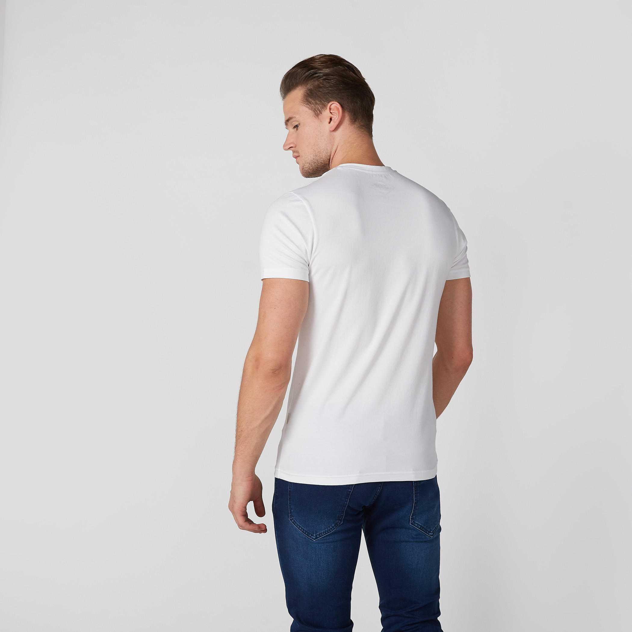 تيشيرت بياقة V وأكمام قصيرة وطبعات من لي كوبر-men-clothing-tshirtsandpolos-tshirts-image-2