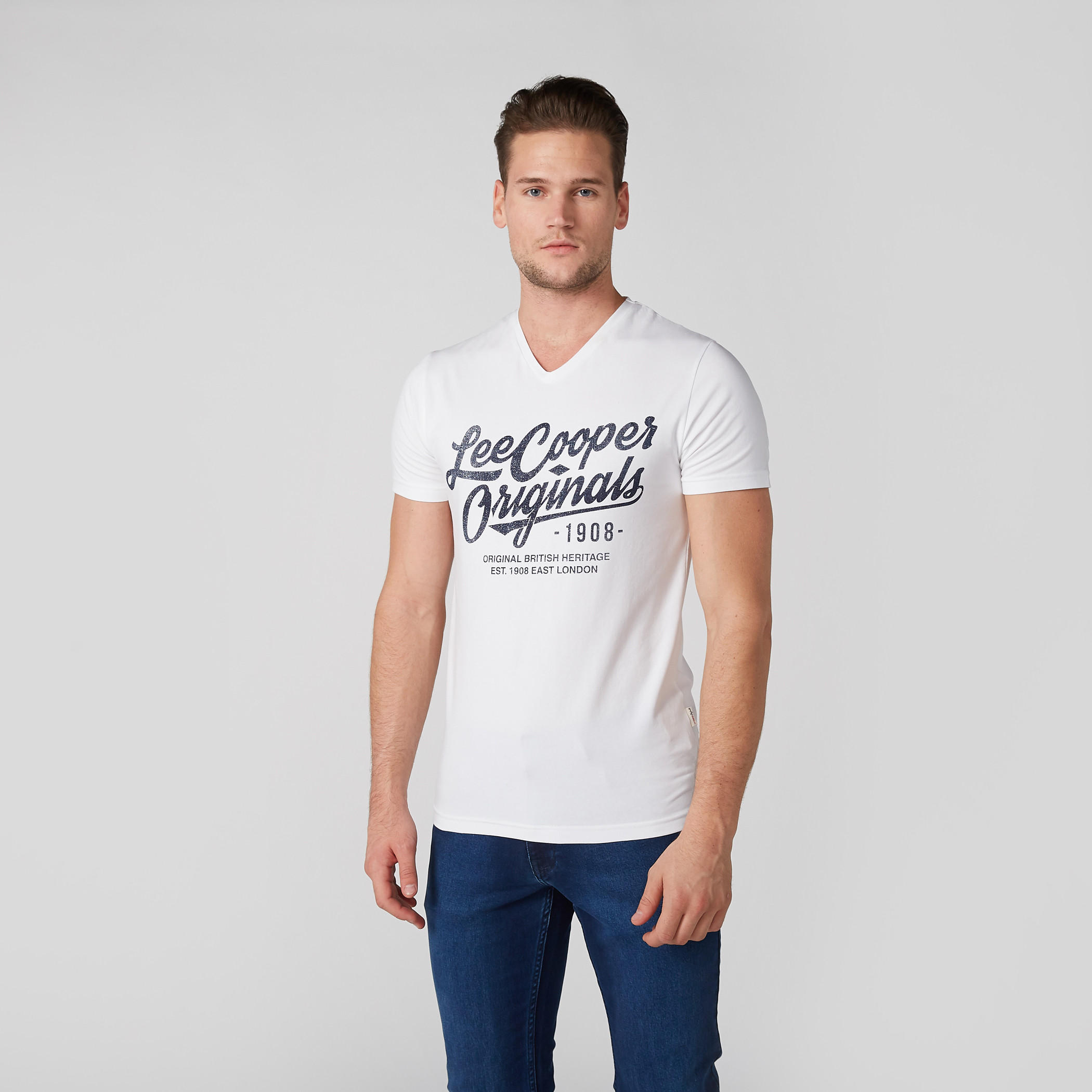 تيشيرت بياقة V وأكمام قصيرة وطبعات من لي كوبر-men-clothing-tshirtsandpolos-tshirts-image-3