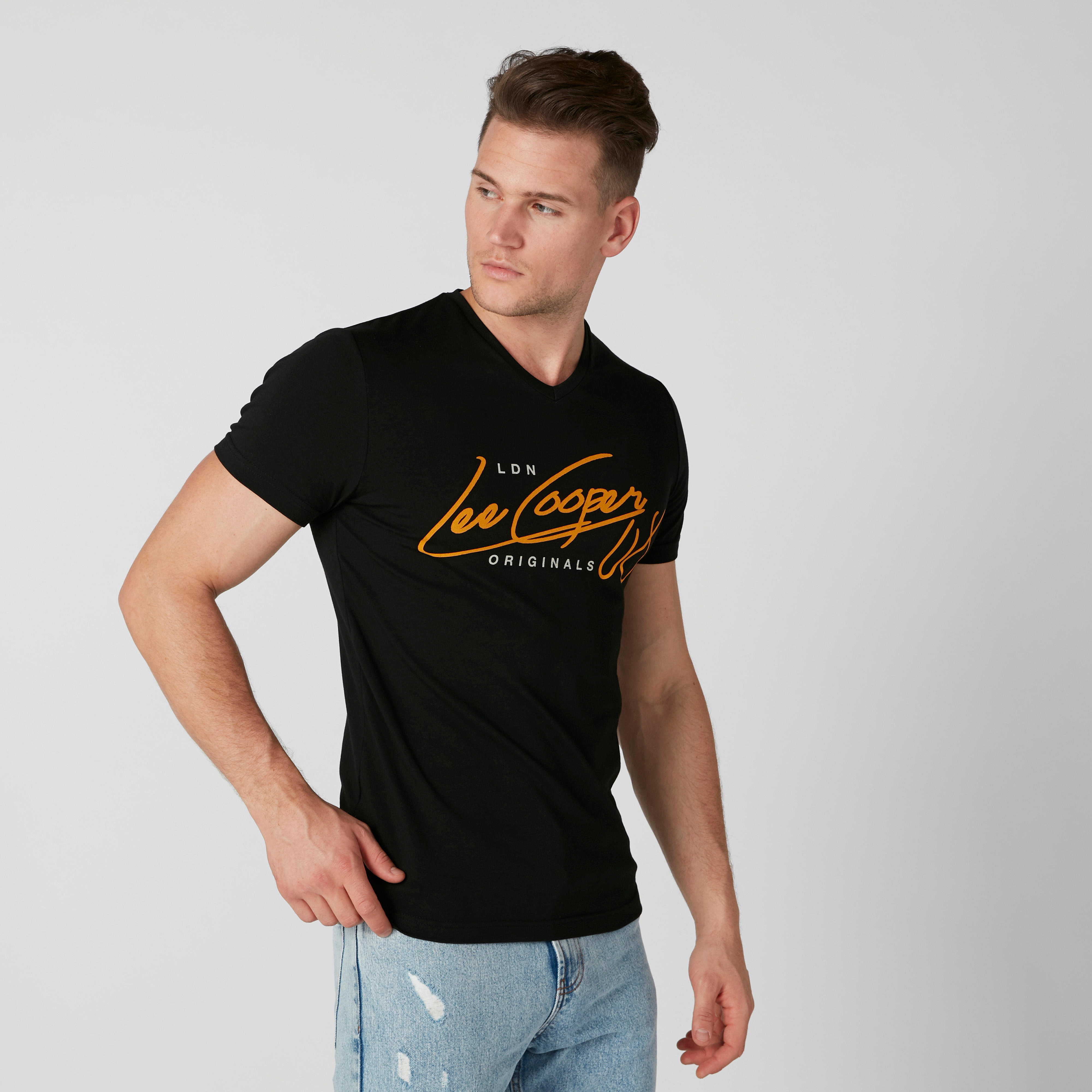 تيشيرت بقصّة عادية وياقة V وطبعات من لي كوبر-men-clothing-tshirtsandpolos-tshirts-image-3