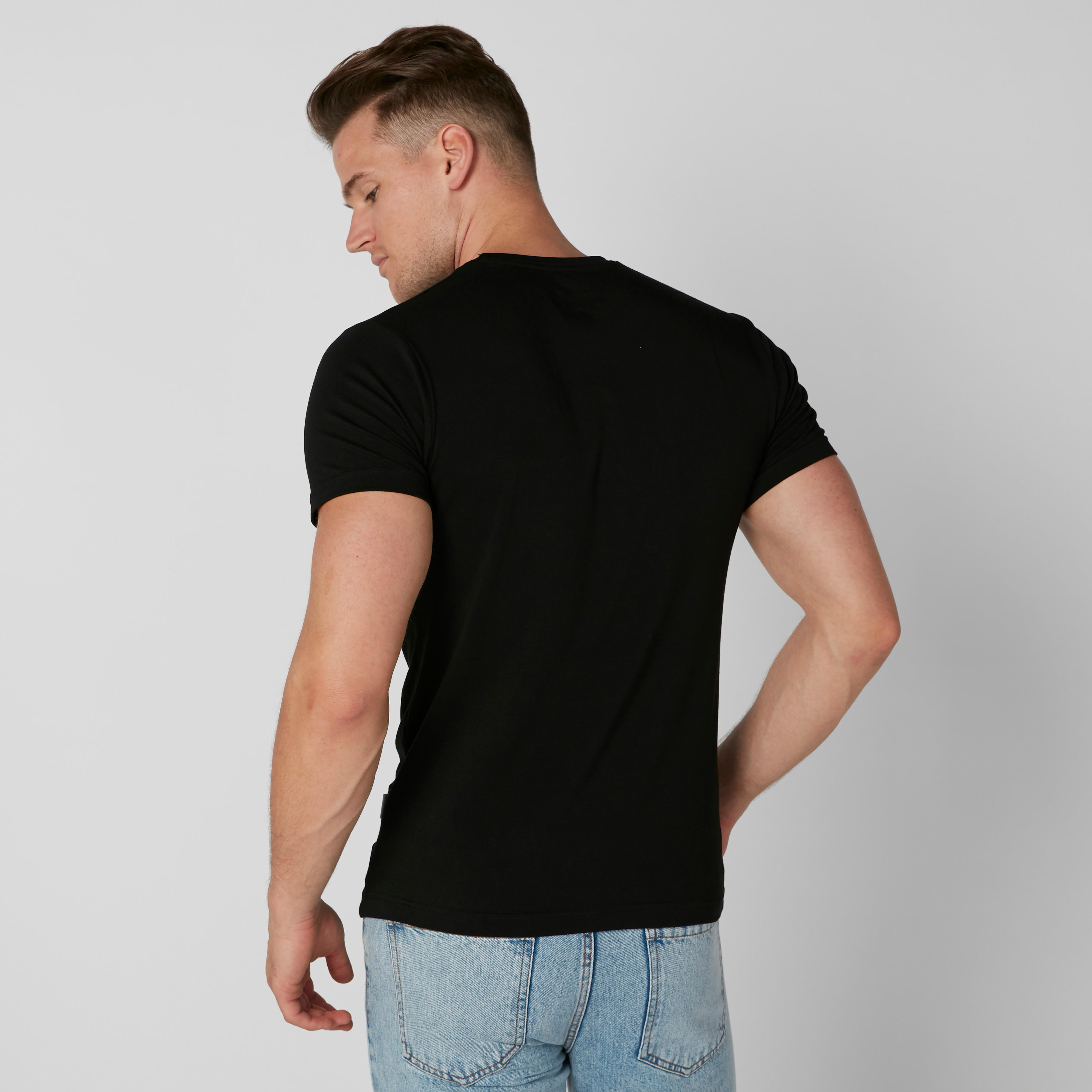 تيشيرت بقصّة عادية وياقة V وطبعات من لي كوبر-men-clothing-tshirtsandpolos-tshirts-image-2