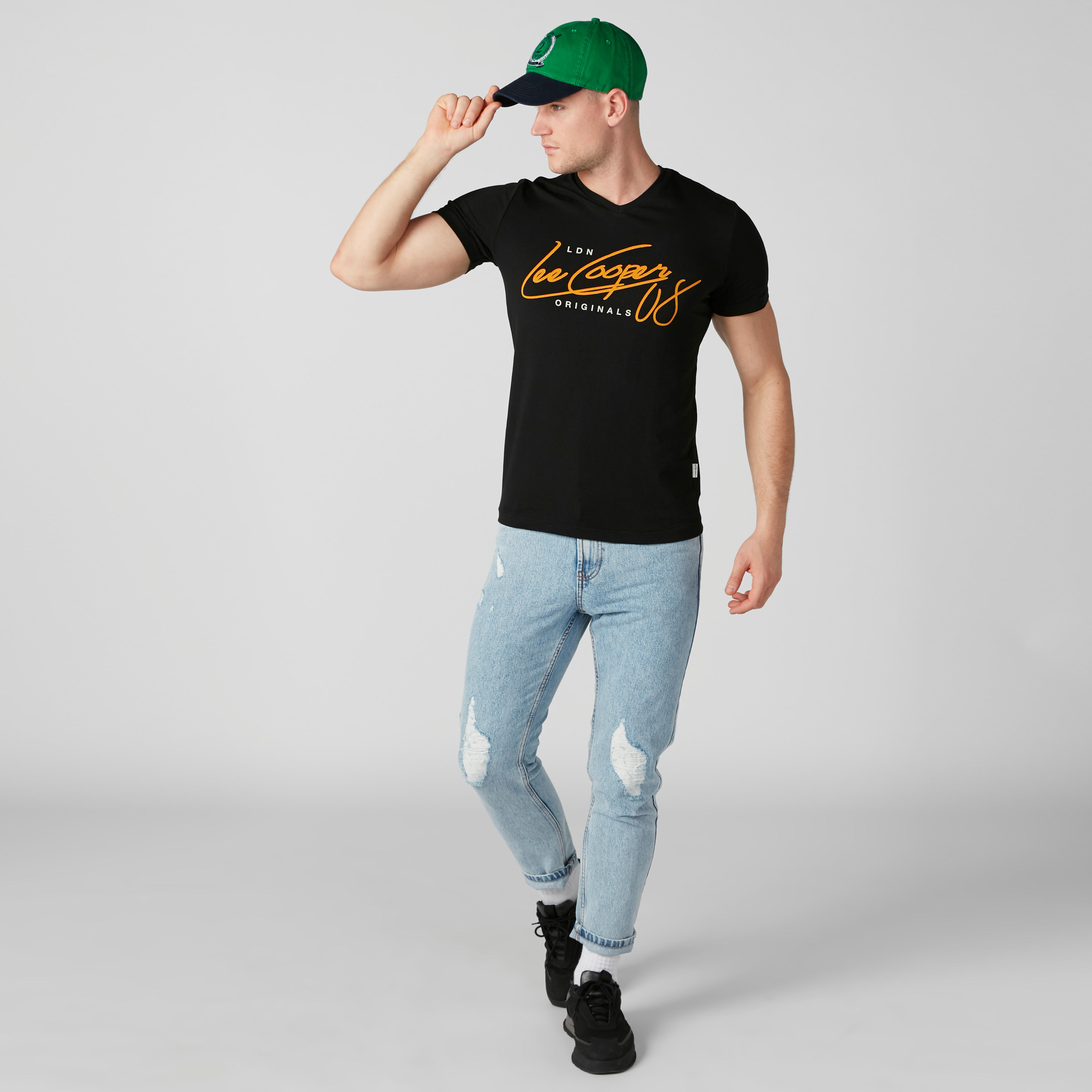 تيشيرت بقصّة عادية وياقة V وطبعات من لي كوبر-men-clothing-tshirtsandpolos-tshirts-image-1
