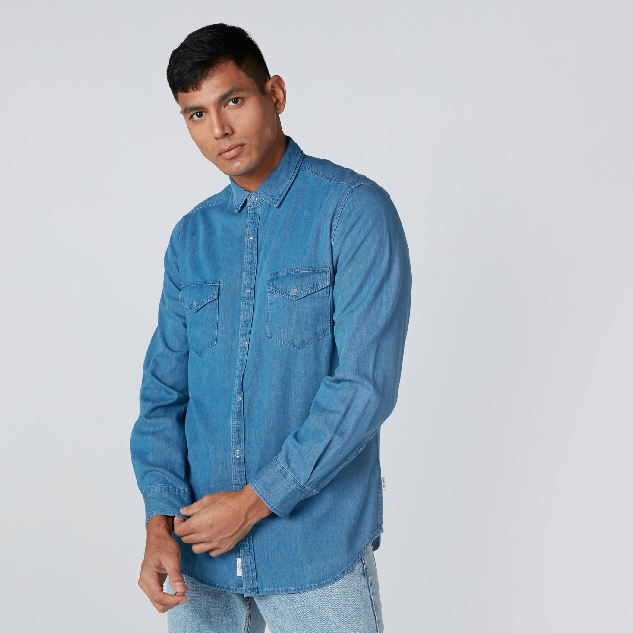 قميص بأكمام طويلة وأزرار وجيوب-men-clothing-shirts-image-1