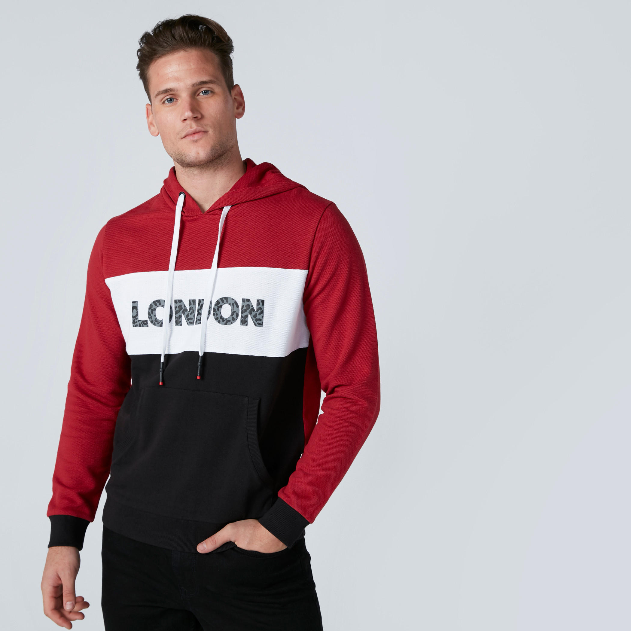 سويت شيرت بقبعة وأكمام طويلة وطبعات-men-winterwear-hoodiesandsweatshirts-image-1