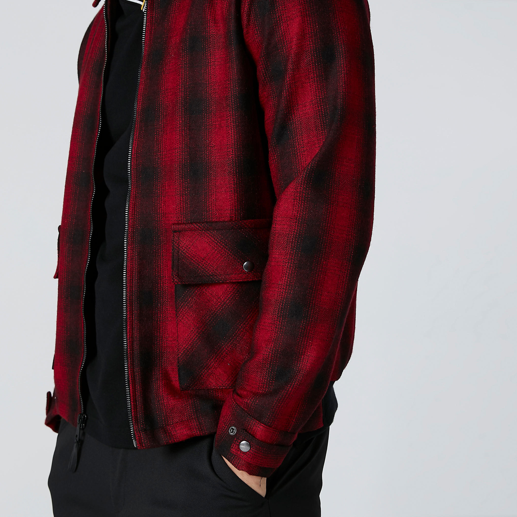 جاكيت كاروهات بومبر وسحّاب إغلاق وجيوب-men-clothing-jacketsandblazers-jackets-image-5