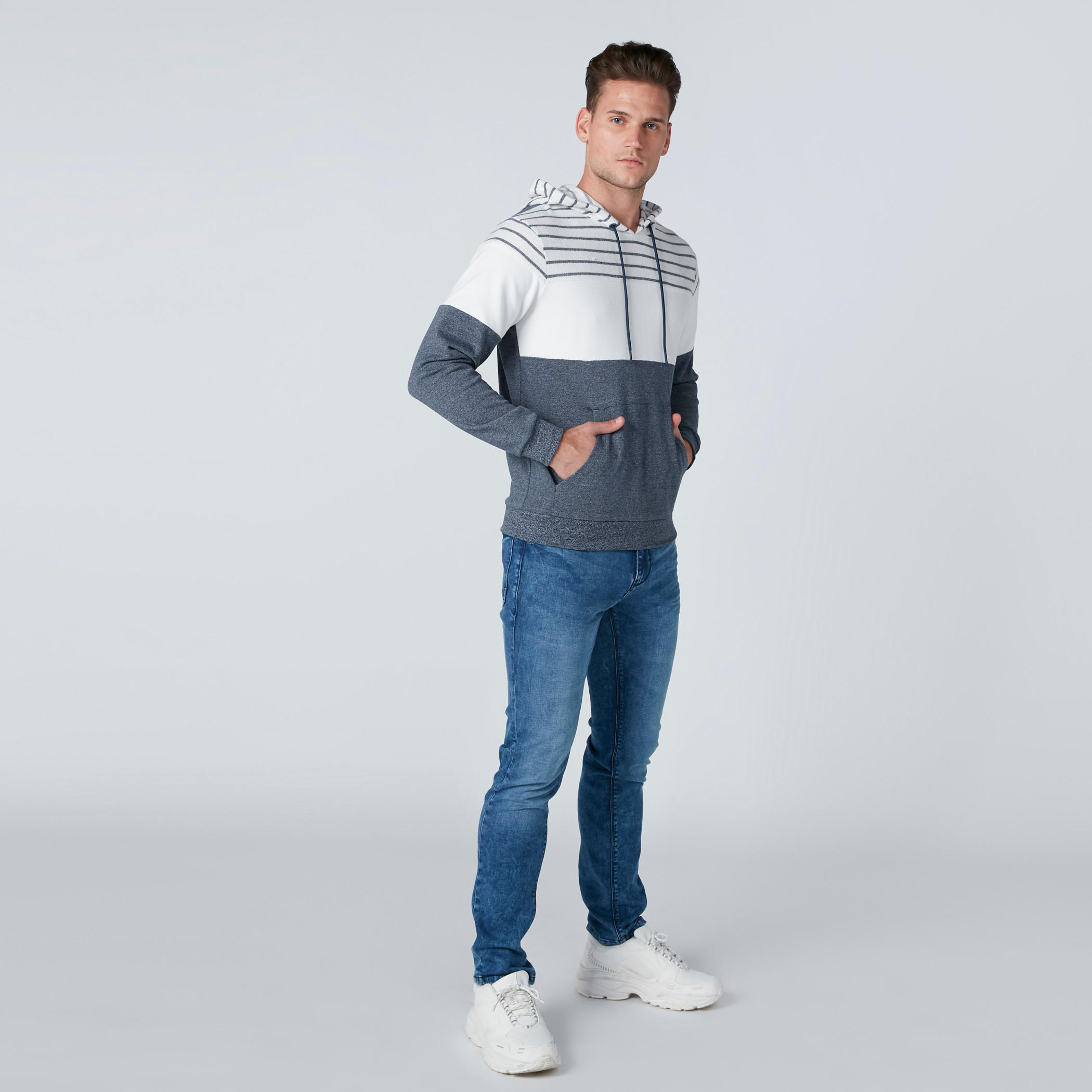 سويت شيرت مقلّم بقبعة وجيوب-men-winterwear-hoodiesandsweatshirts-image-1