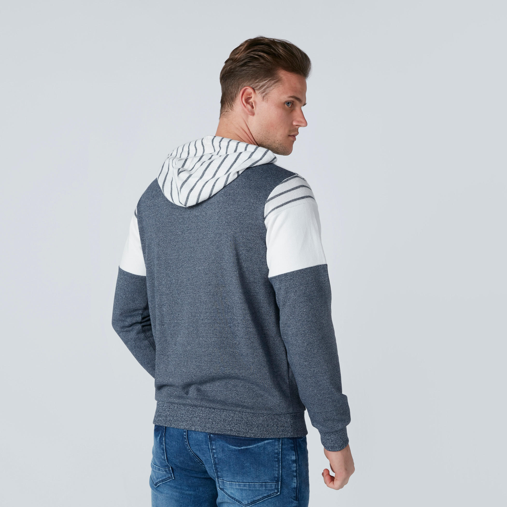 سويت شيرت مقلّم بقبعة وجيوب-men-winterwear-hoodiesandsweatshirts-image-2