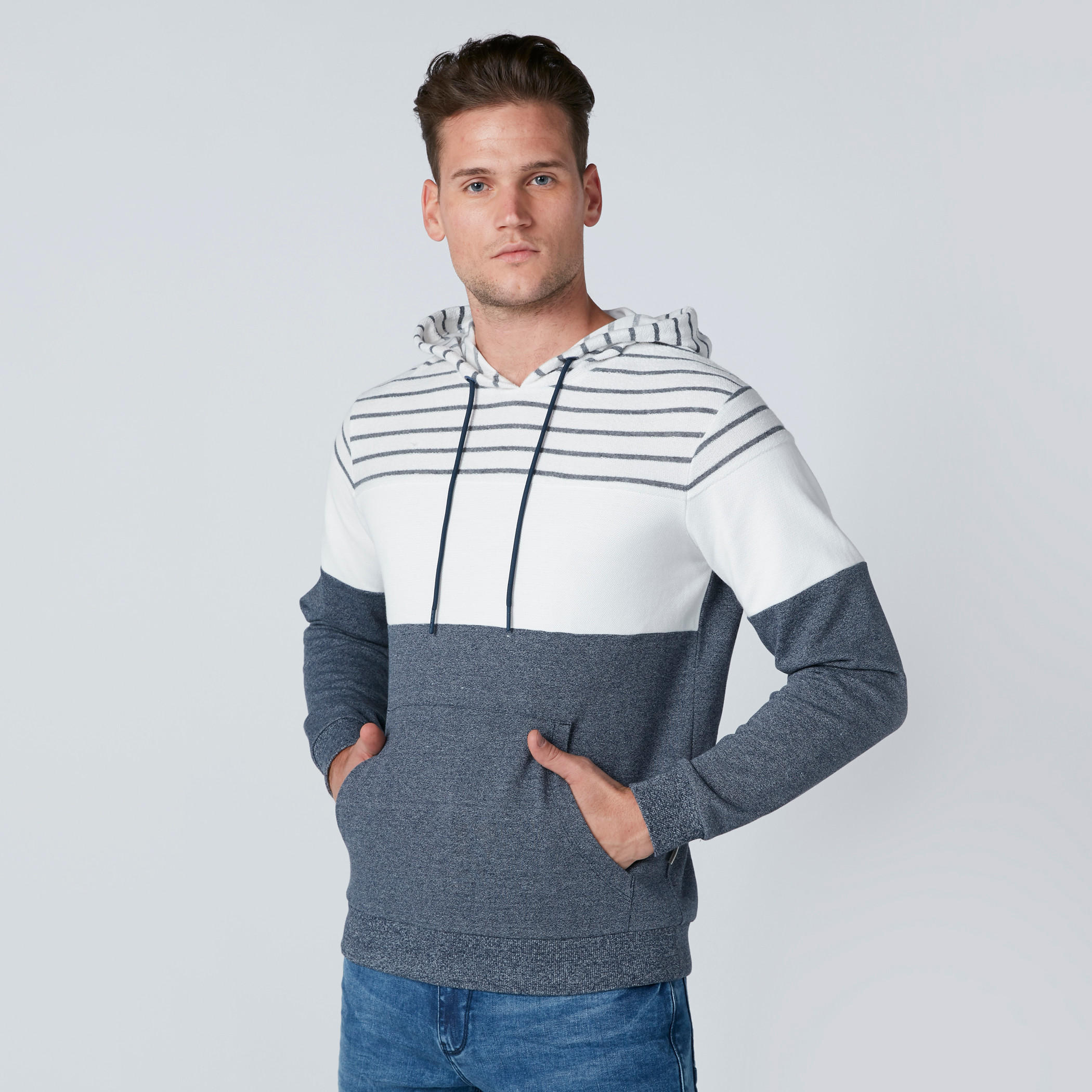 سويت شيرت مقلّم بقبعة وجيوب-men-winterwear-hoodiesandsweatshirts-image-3