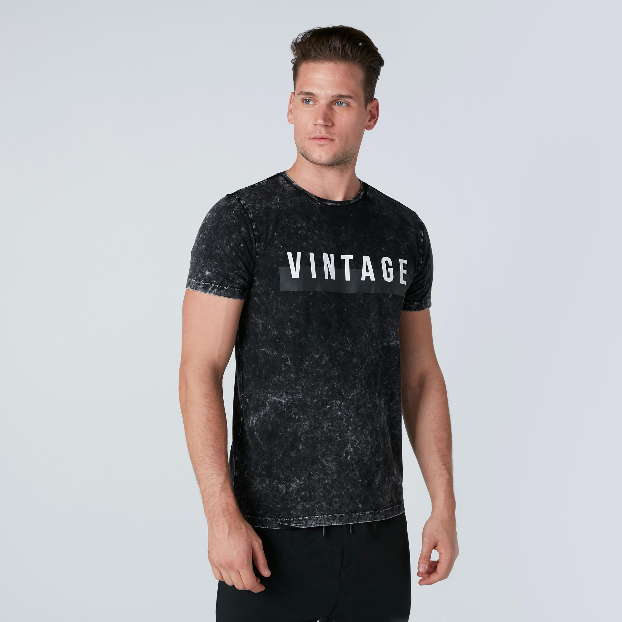 تيشيرت بقصّة مطابقة للجسم وأكمام قصيرة وطبعات-men-clothing-tshirtsandpolos-tshirts-image-1