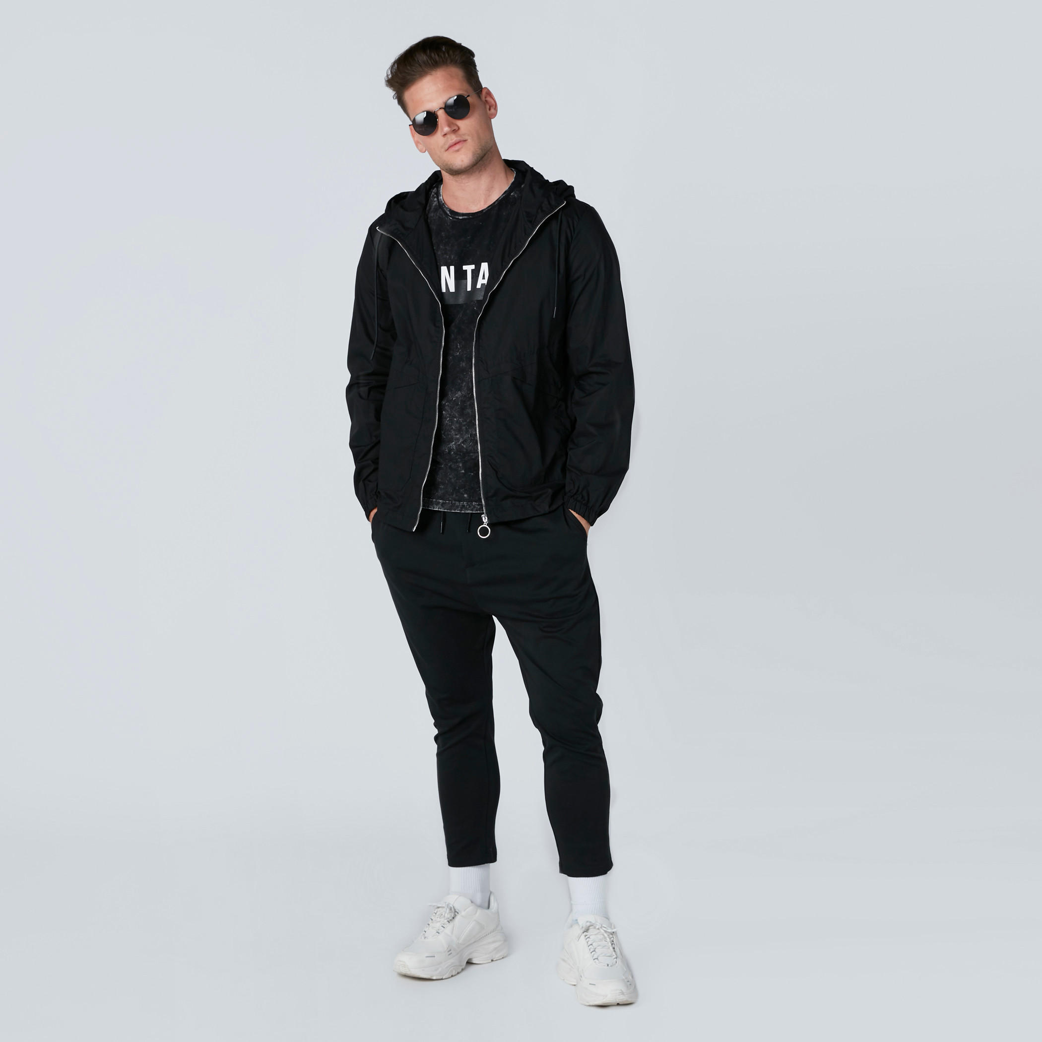 تيشيرت بقصّة مطابقة للجسم وأكمام قصيرة وطبعات-men-clothing-tshirtsandpolos-tshirts-image-2