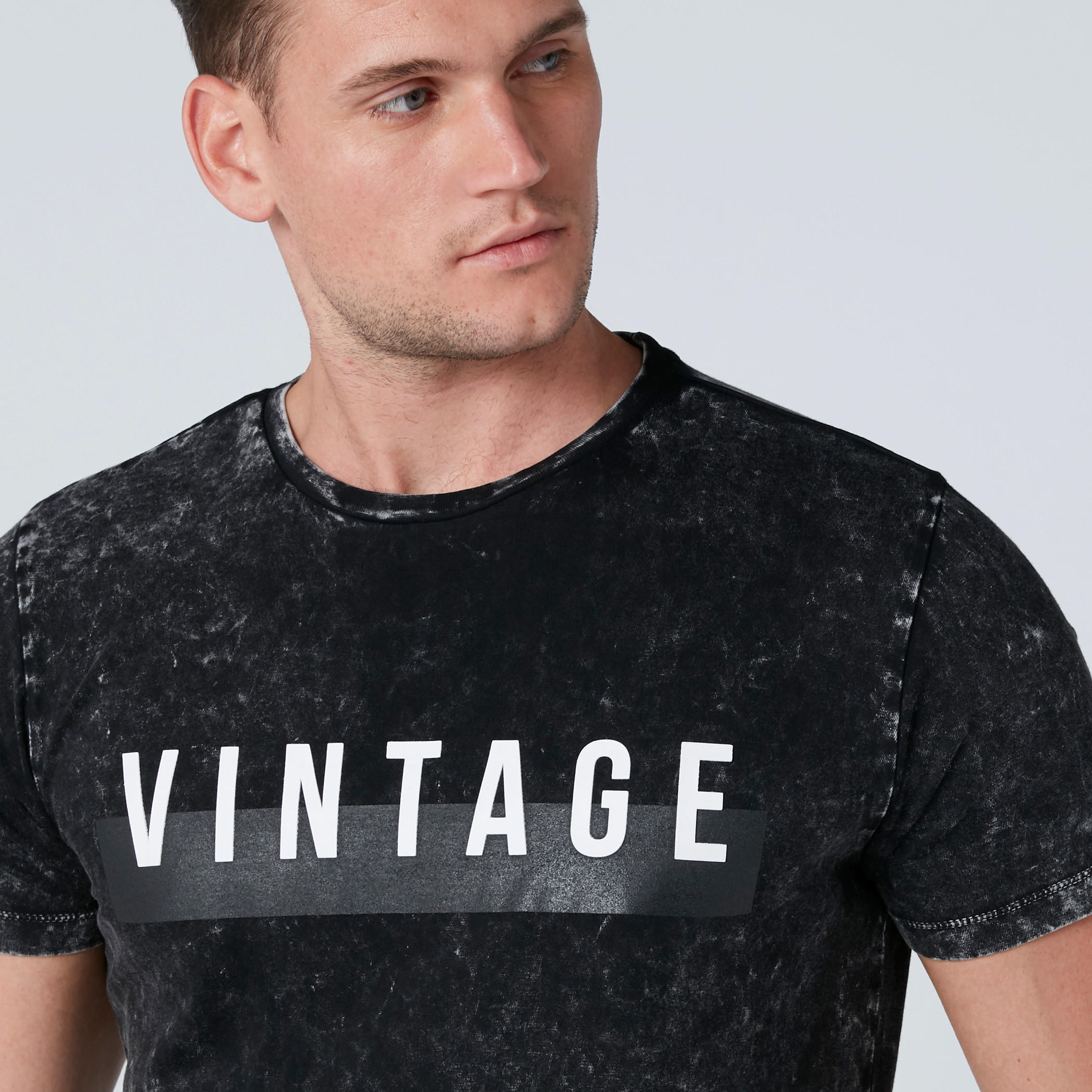 تيشيرت بقصّة مطابقة للجسم وأكمام قصيرة وطبعات-men-clothing-tshirtsandpolos-tshirts-image-3