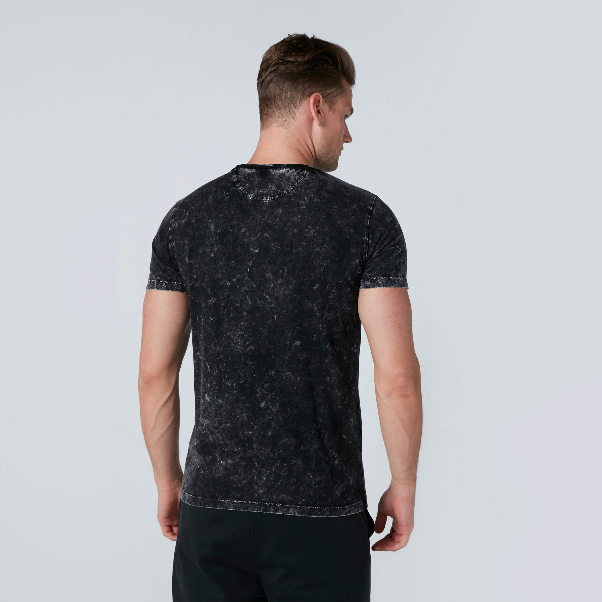 تيشيرت بقصّة مطابقة للجسم وأكمام قصيرة وطبعات-men-clothing-tshirtsandpolos-tshirts-image-4