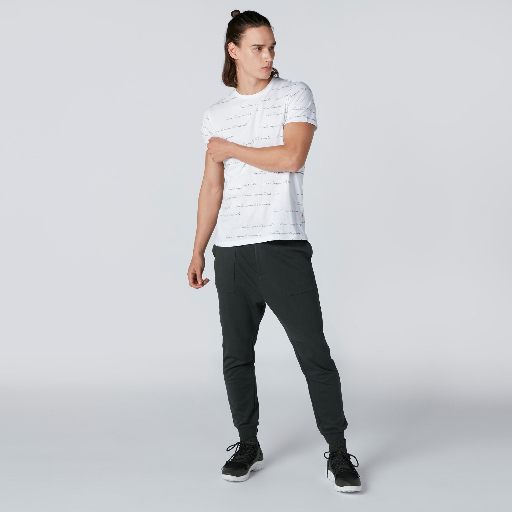 تيشيرت بياقة ضيّقة وأكمام قصيرة وطبعات أوريجينال من لي كوبر-men-clothing-tshirtsandpolos-tshirts-image-3