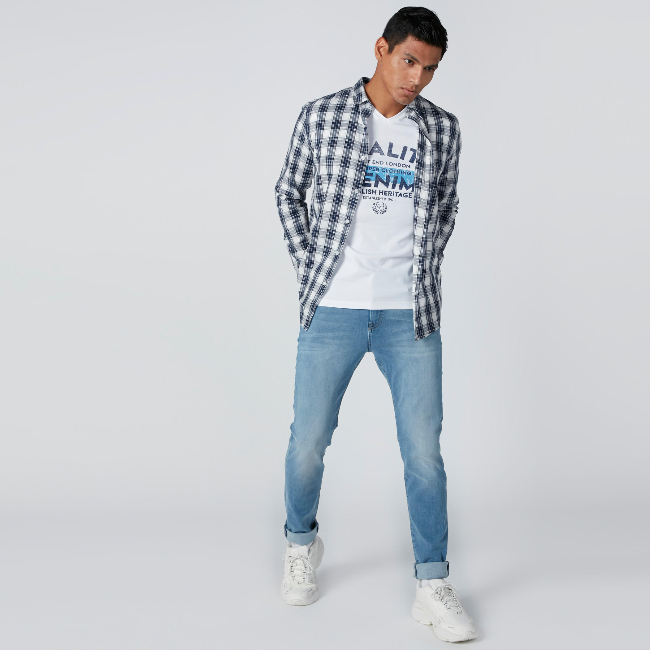 بنطال جينز سكيني بخصر متوسط الارتفاع وجيوب-men-clothing-bottoms-jeans-image-3