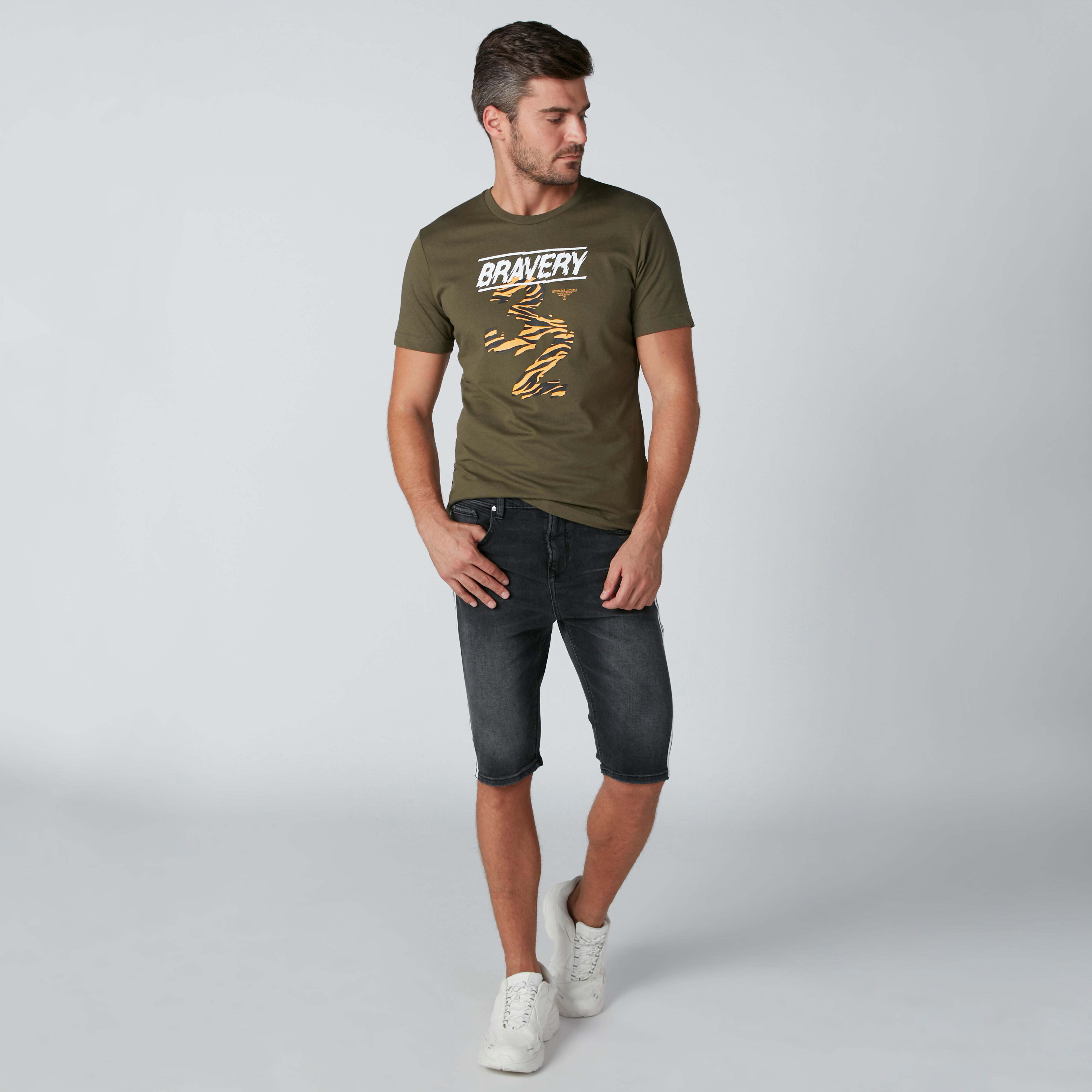 شورت دينم بجيوب وشريطة من لي كوبر-men-clothing-bottoms-shorts-image-1