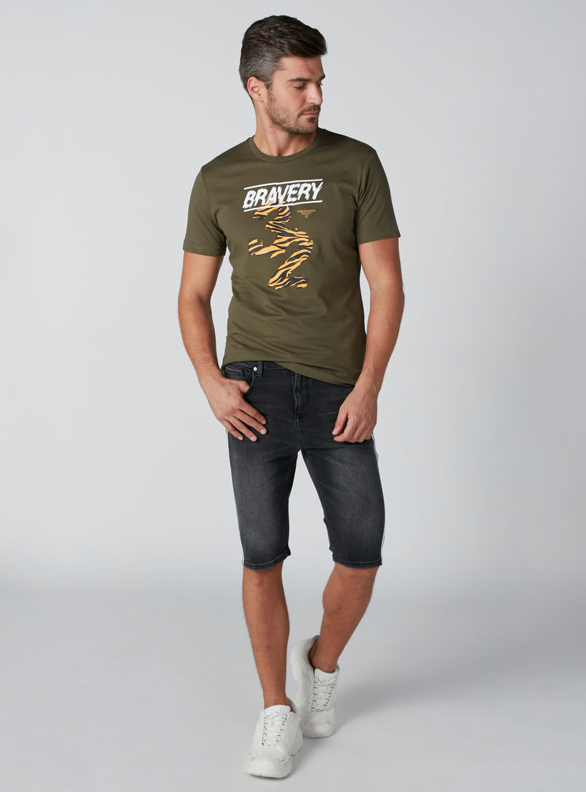 شورت دينم بجيوب وشريطة من لي كوبر-men-clothing-bottoms-shorts-image-1
