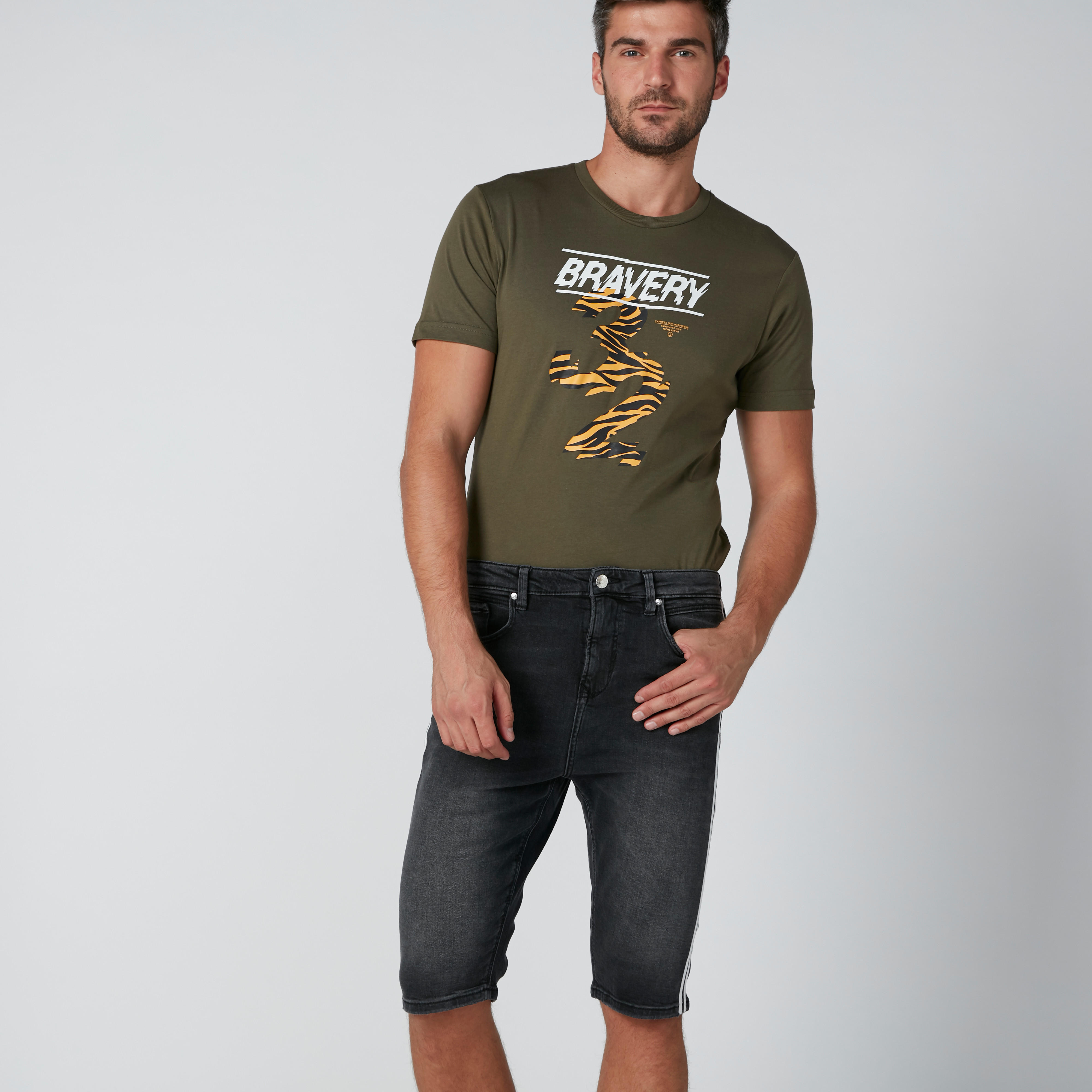 شورت دينم بجيوب وشريطة من لي كوبر-men-clothing-bottoms-shorts-image-3