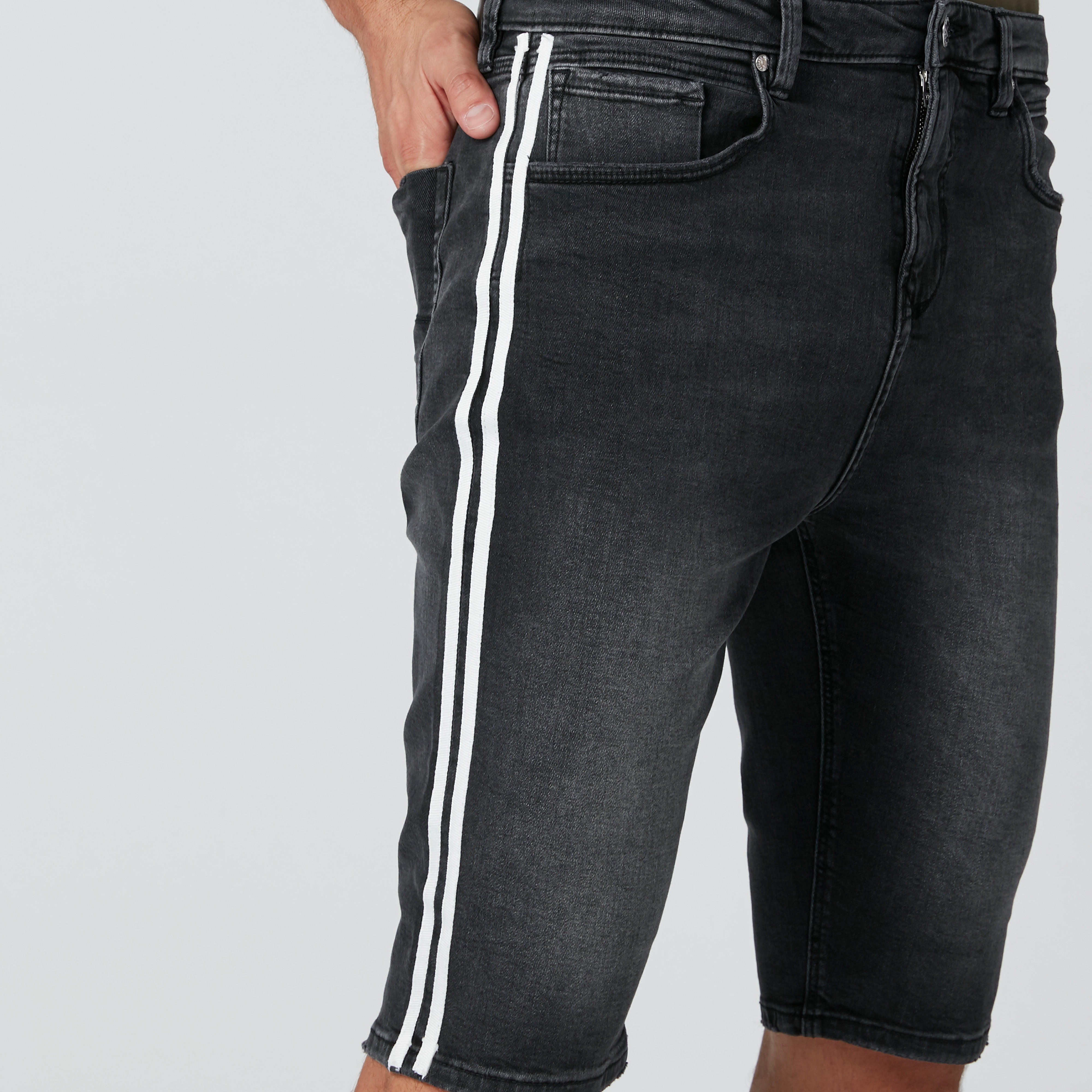 شورت دينم بجيوب وشريطة من لي كوبر-men-clothing-bottoms-shorts-image-5