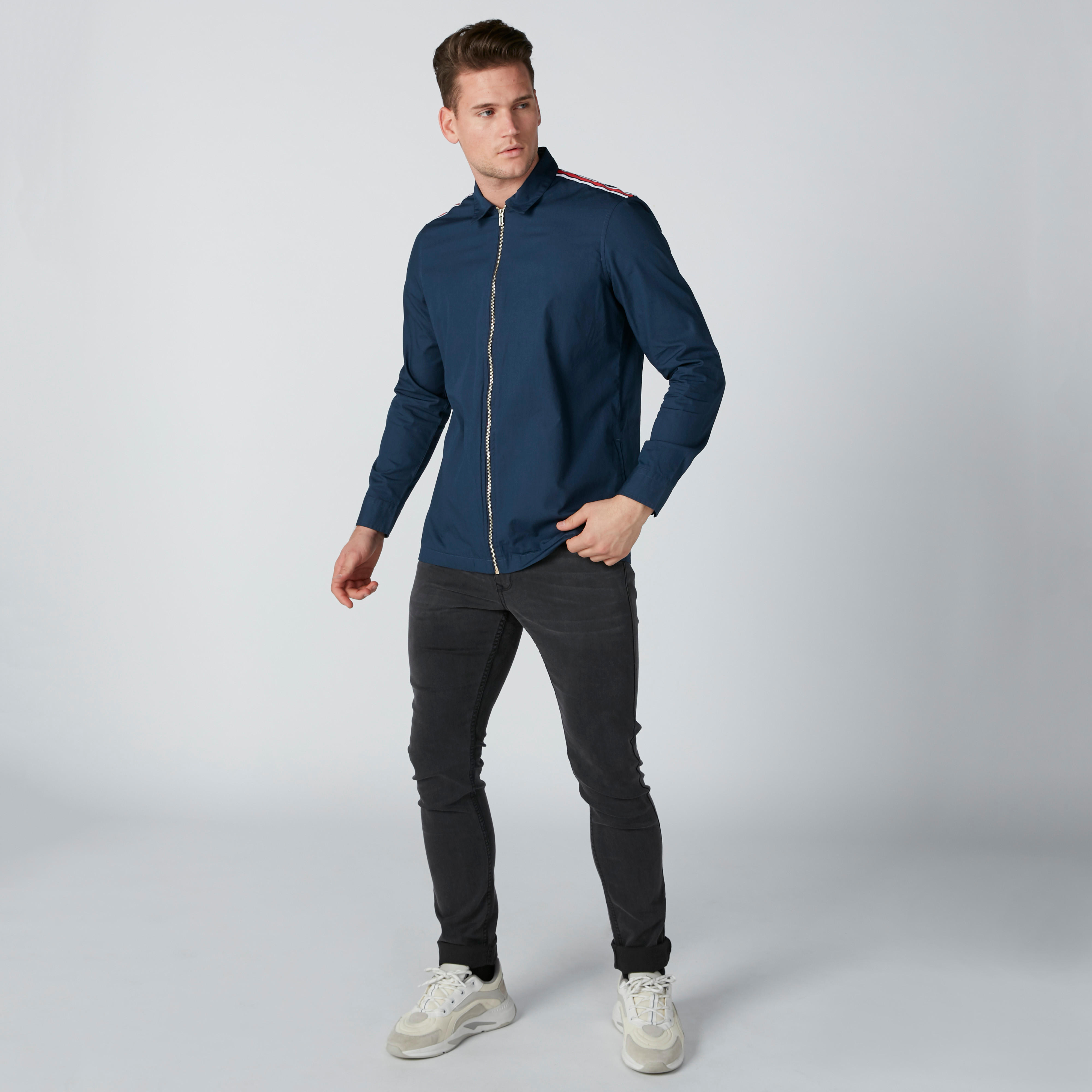 قميص بأكمام طويلة وسحّاب إغلاق وشريطة من لي كوبر-men-clothing-shirts-image-1
