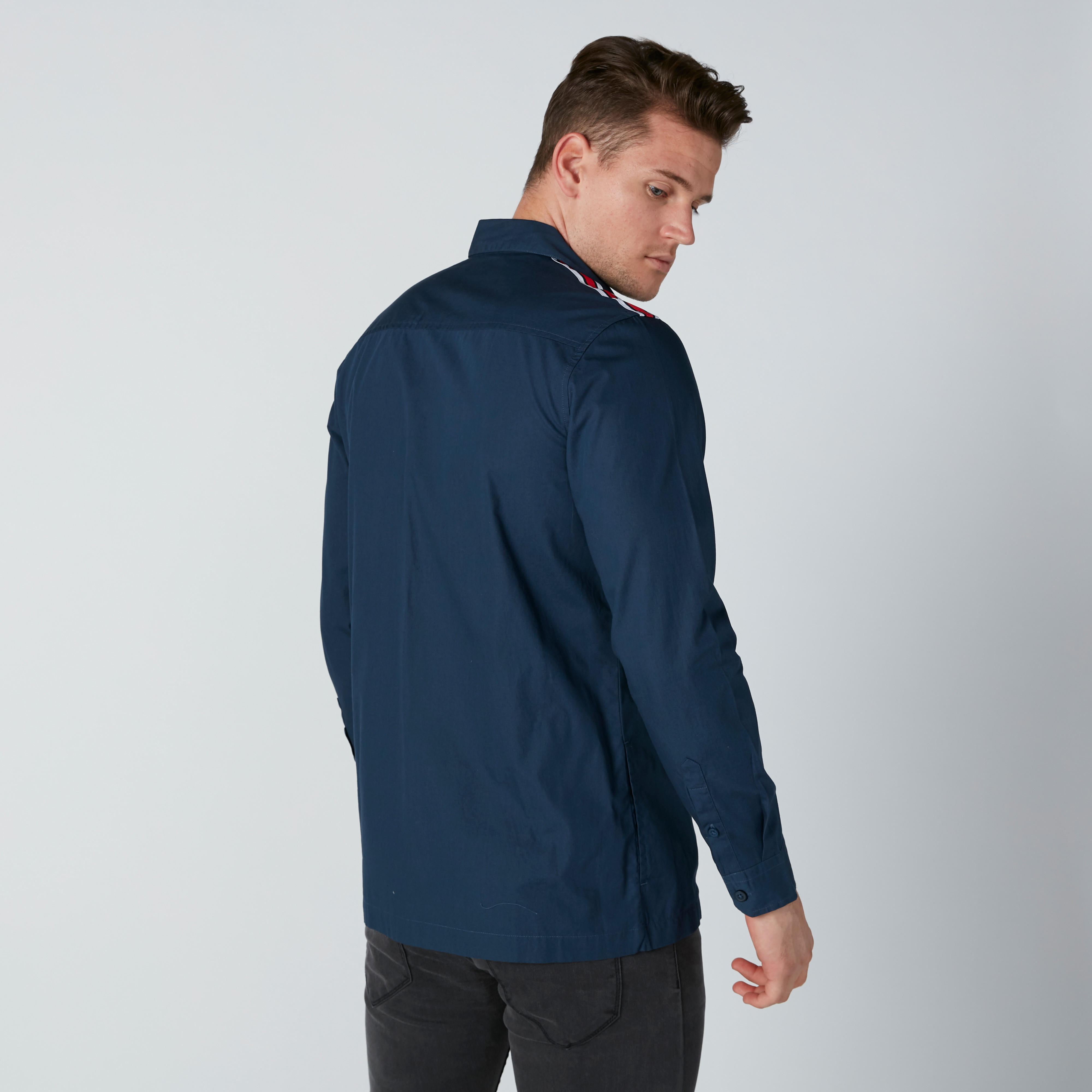 قميص بأكمام طويلة وسحّاب إغلاق وشريطة من لي كوبر-men-clothing-shirts-image-2