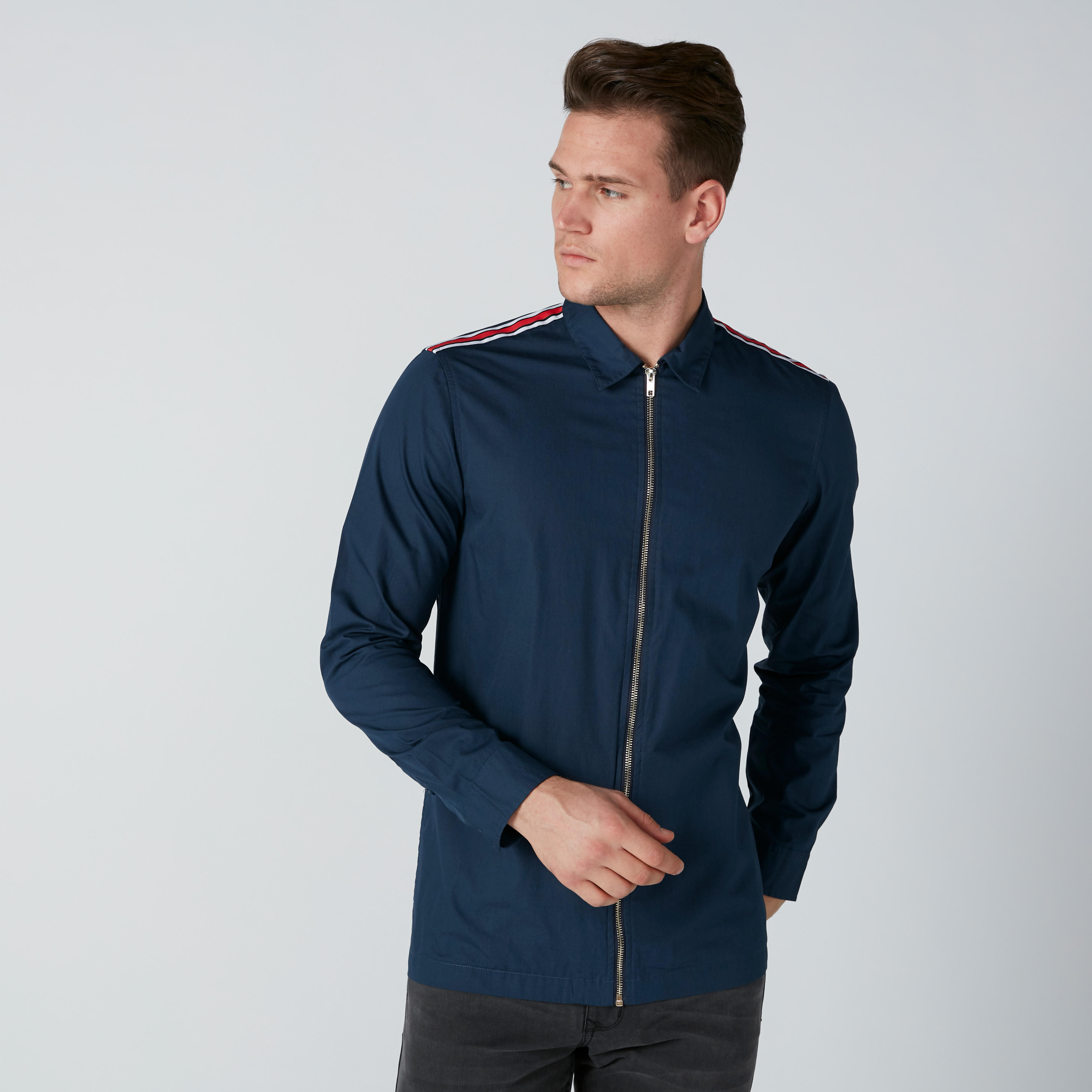 قميص بأكمام طويلة وسحّاب إغلاق وشريطة من لي كوبر-men-clothing-shirts-image-3