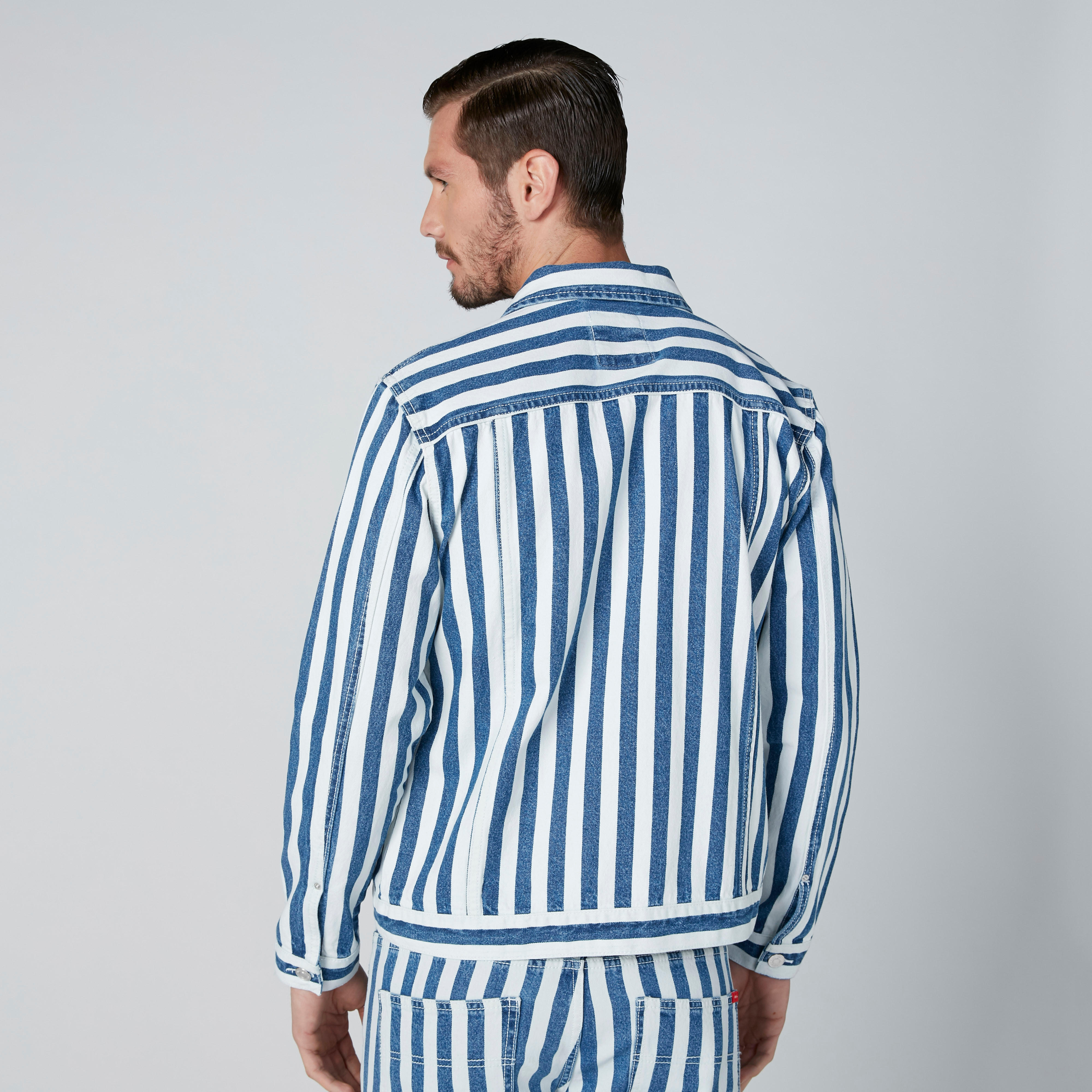 جاكيت مستدام بتصميم مقلّم وجيوب-men-clothing-jacketsandblazers-jackets-image-2