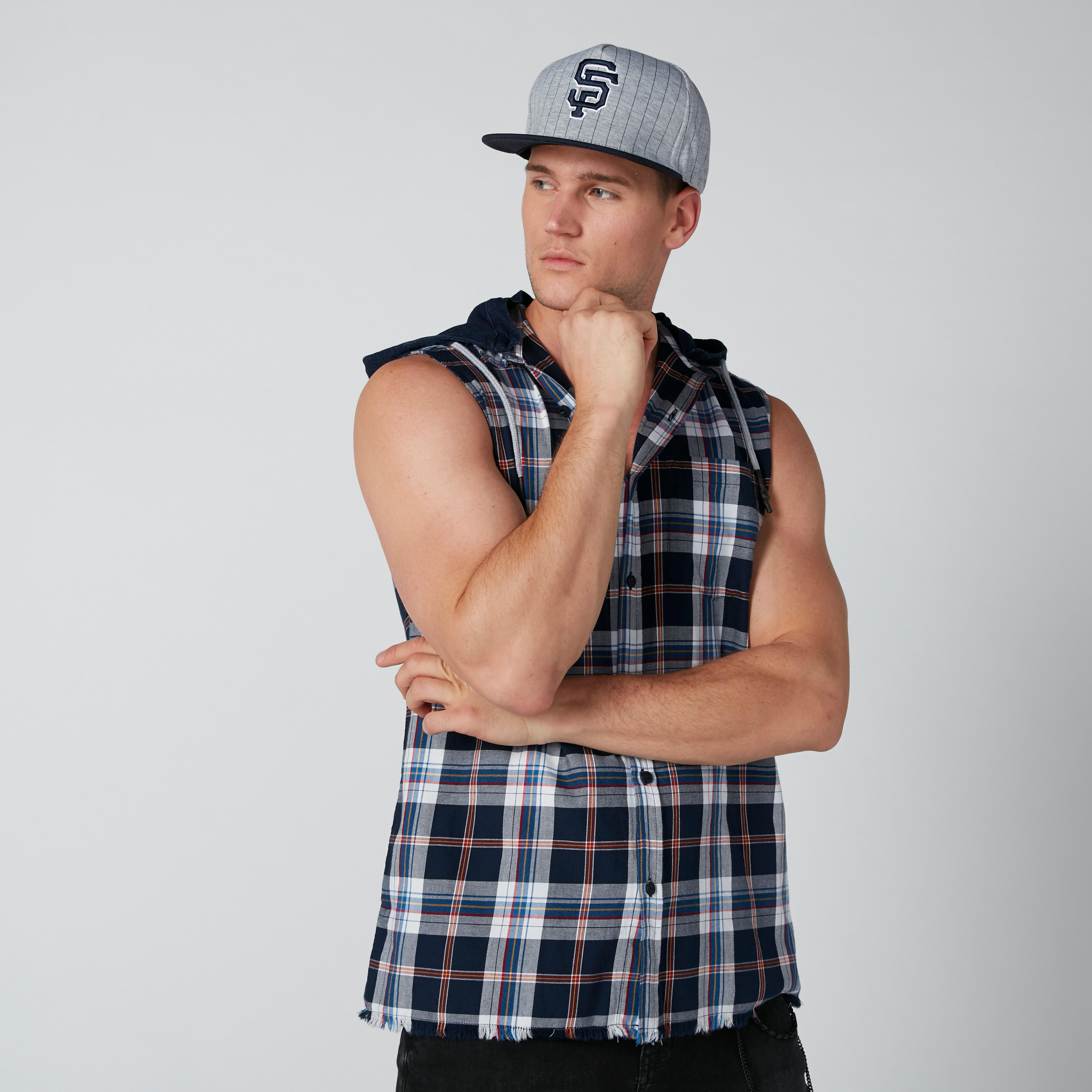 قميص مستدام كاروهات دون أكمام بقبّعة وجيوب-men-clothing-shirts-image-1