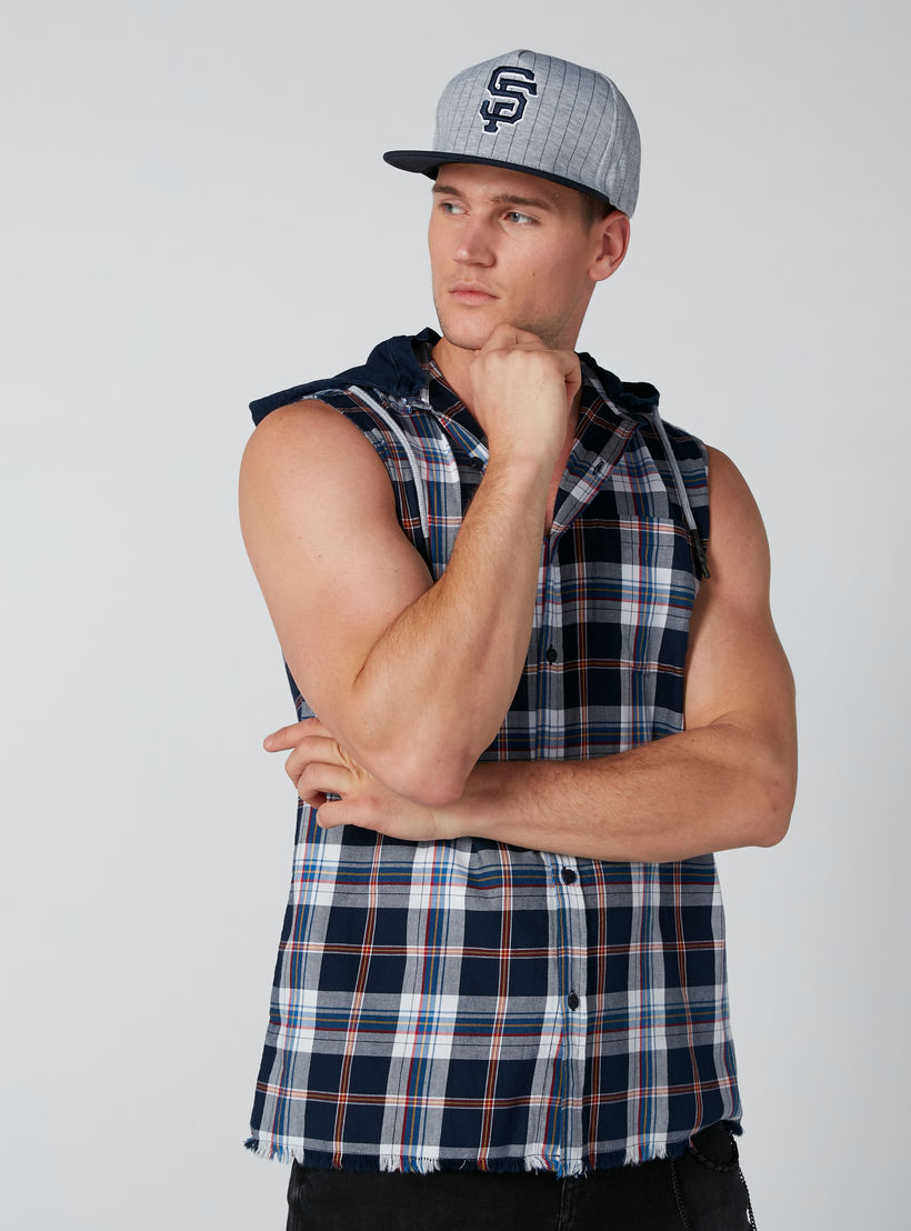 قميص مستدام كاروهات دون أكمام بقبّعة وجيوب-men-clothing-shirts-image-1