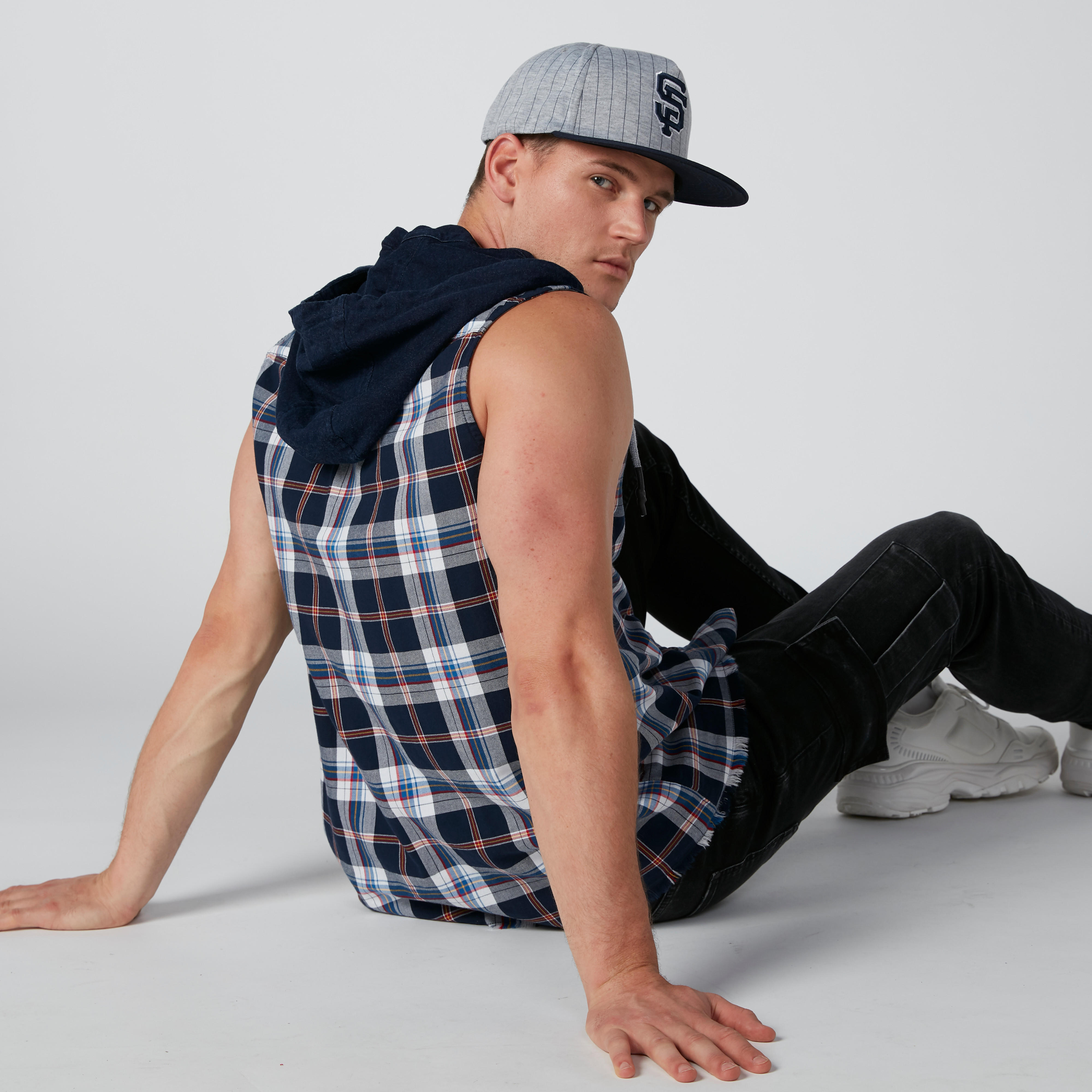 قميص مستدام كاروهات دون أكمام بقبّعة وجيوب-men-clothing-shirts-image-2