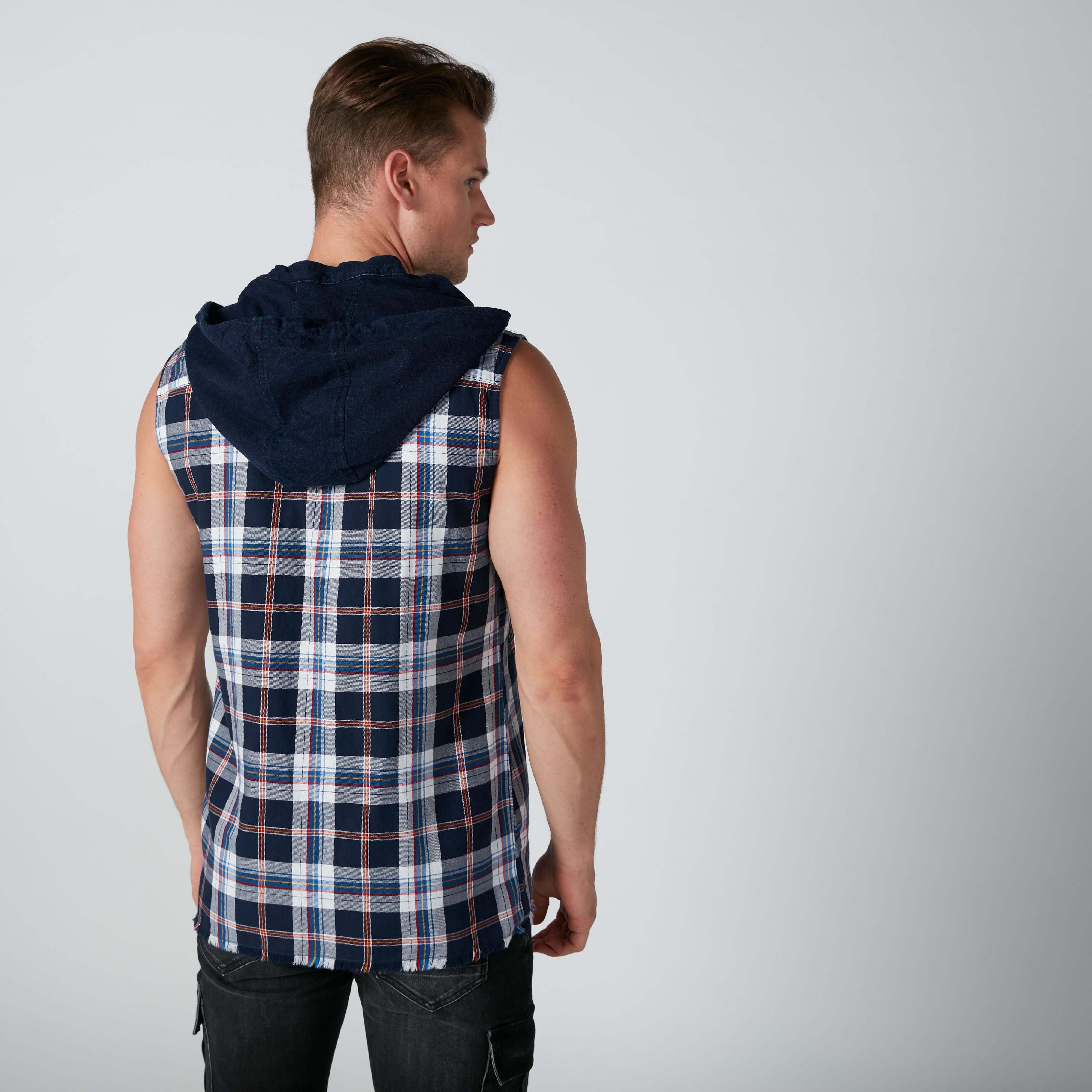 قميص مستدام كاروهات دون أكمام بقبّعة وجيوب-men-clothing-shirts-image-3