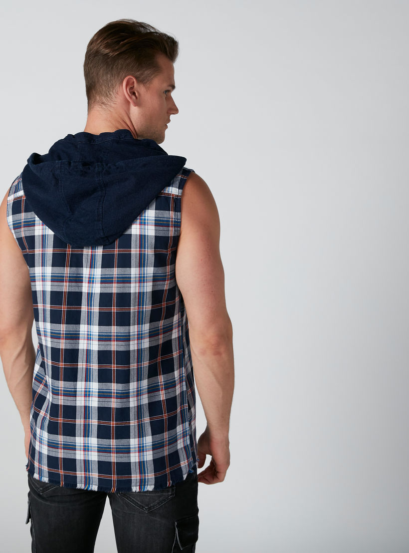 قميص مستدام كاروهات دون أكمام بقبّعة وجيوب-men-clothing-shirts-image-3