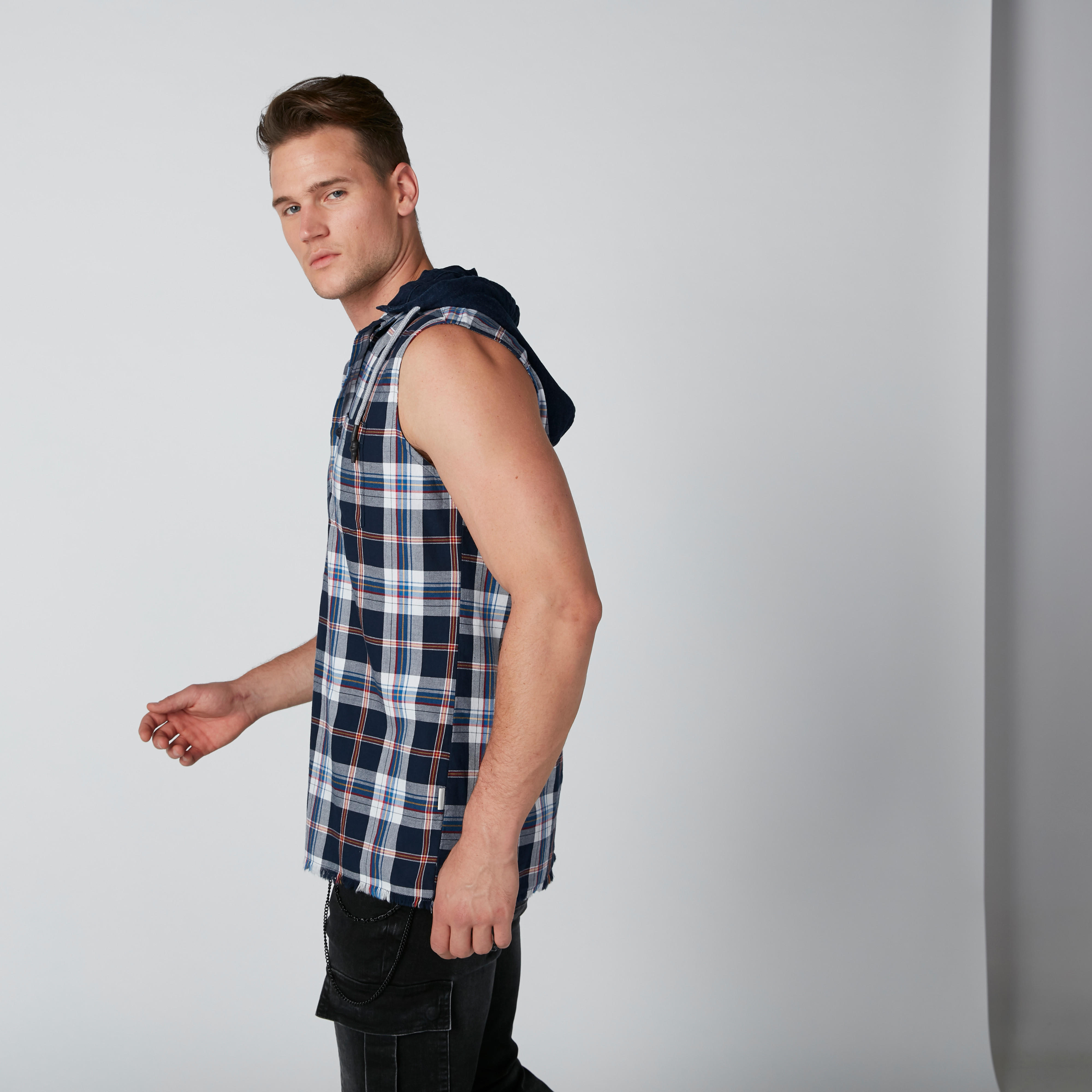 قميص مستدام كاروهات دون أكمام بقبّعة وجيوب-men-clothing-shirts-image-4