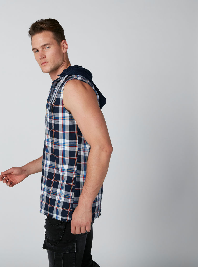 قميص مستدام كاروهات دون أكمام بقبّعة وجيوب-men-clothing-shirts-image-4