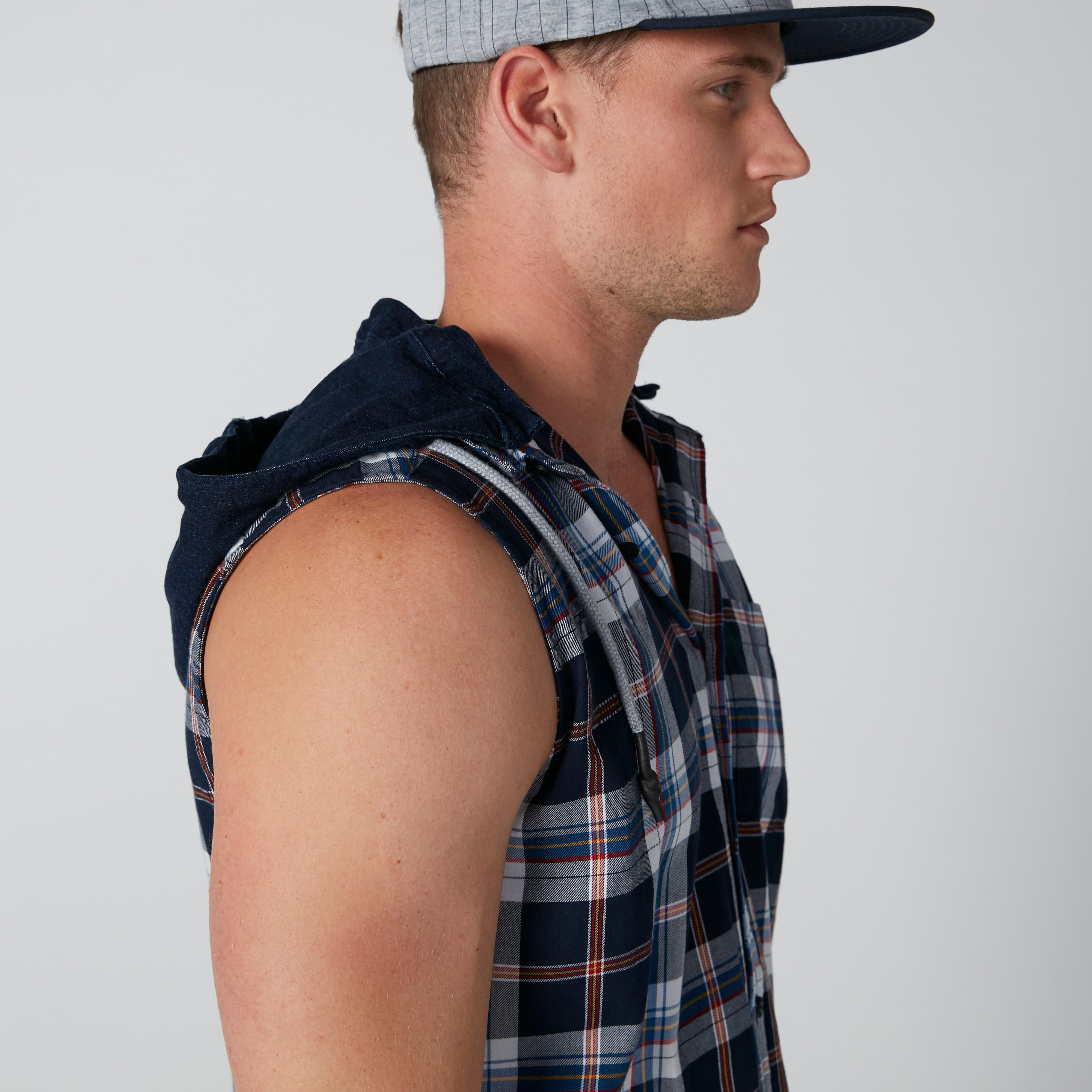 قميص مستدام كاروهات دون أكمام بقبّعة وجيوب-men-clothing-shirts-image-5