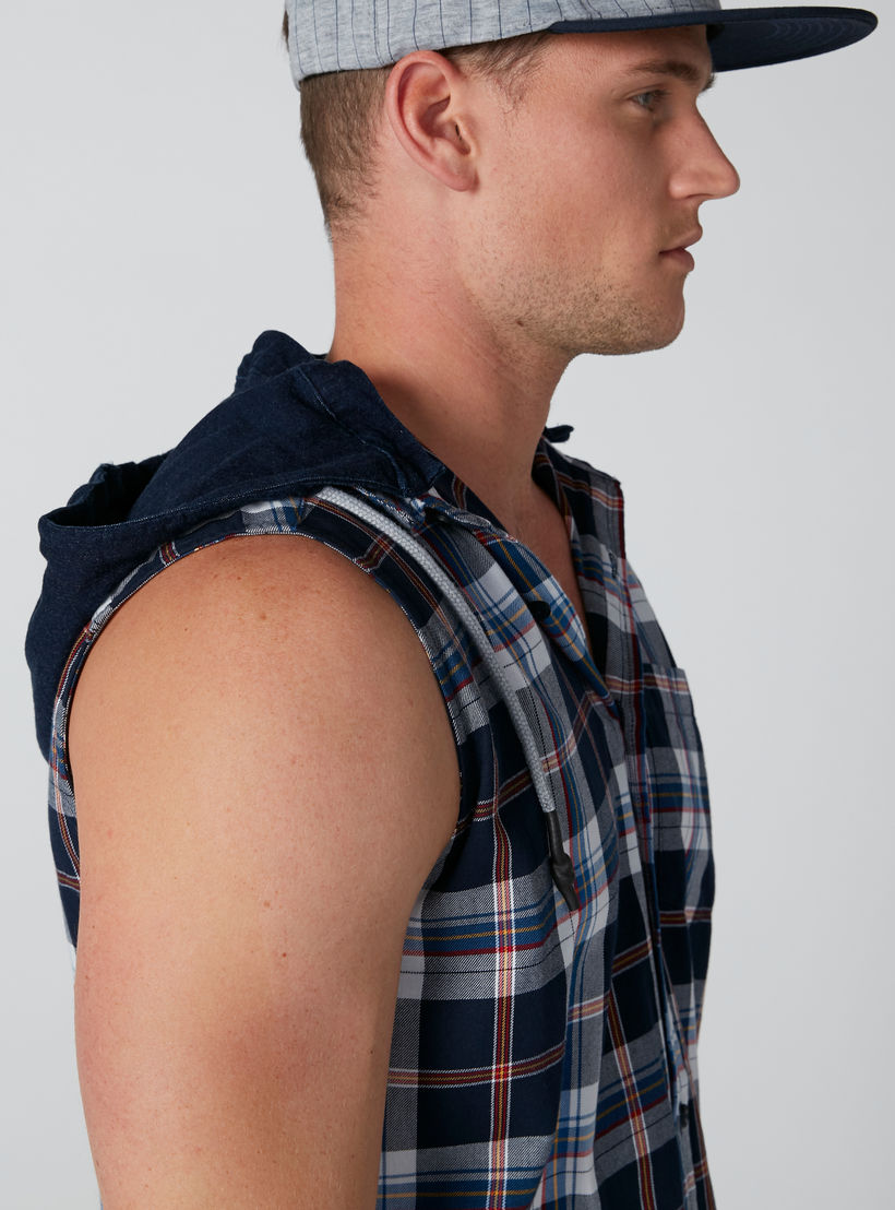 قميص مستدام كاروهات دون أكمام بقبّعة وجيوب-men-clothing-shirts-image-5