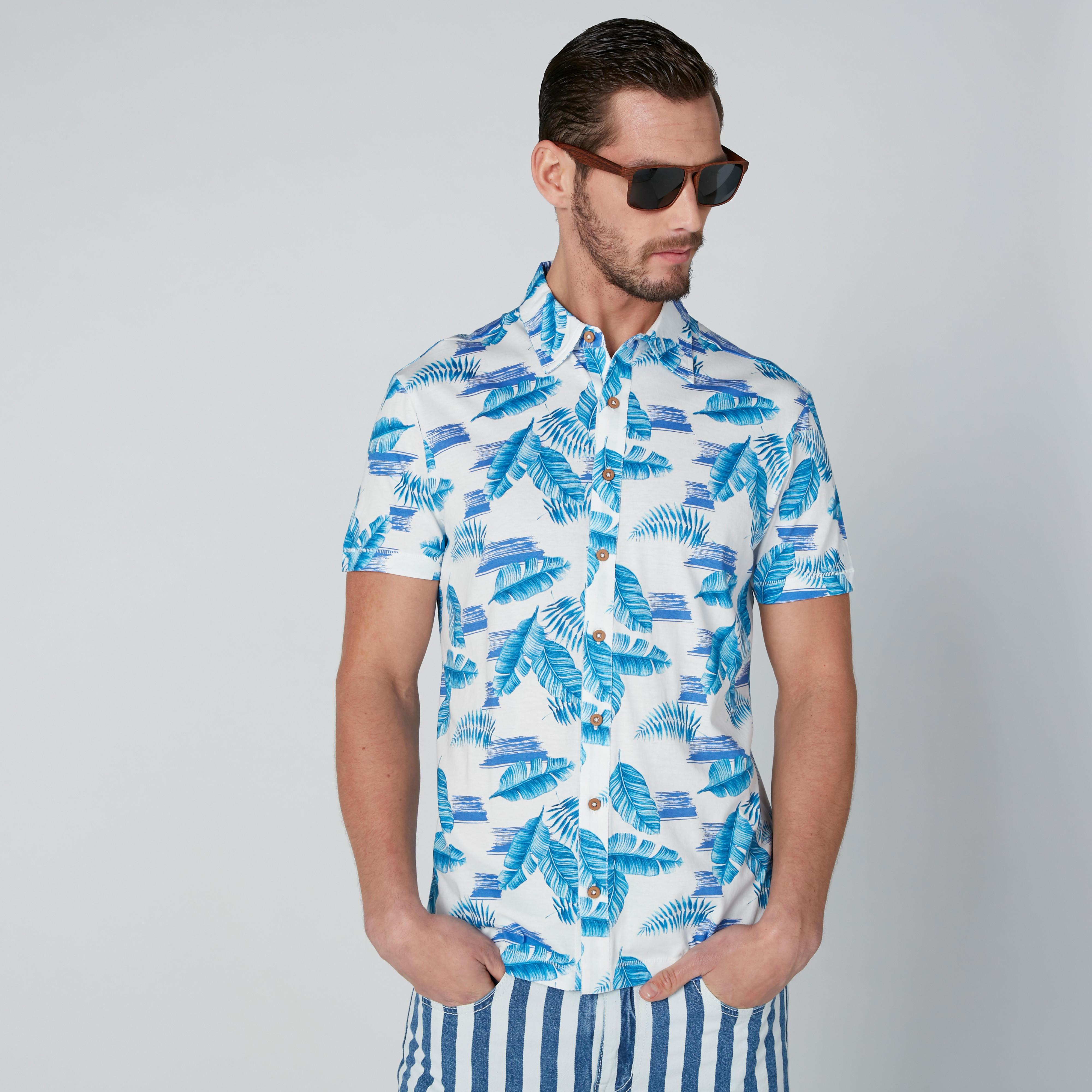 قميص مستدام بطبعات وقصّة عادية وأكمام قصيرة-men-clothing-shirts-image-2