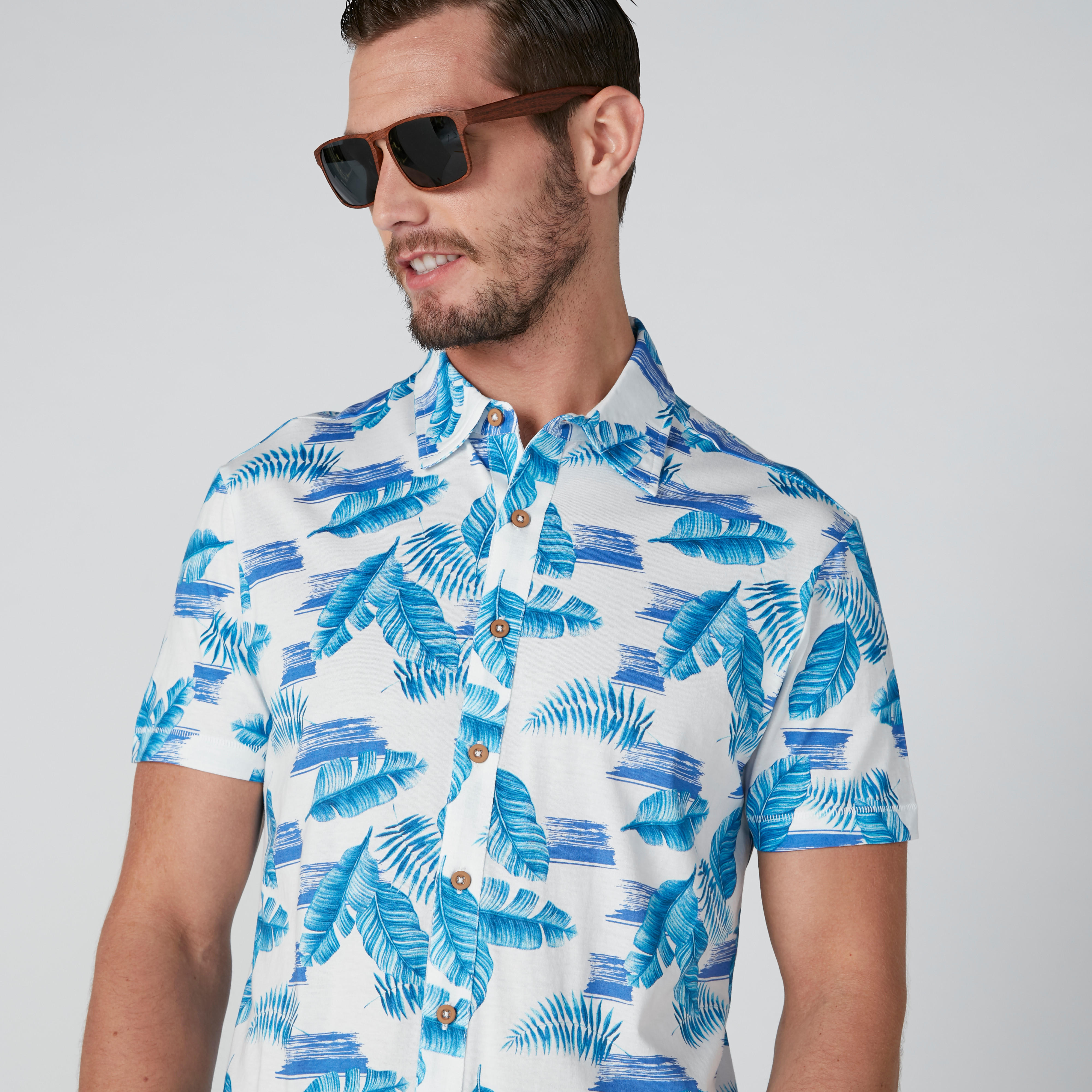 قميص مستدام بطبعات وقصّة عادية وأكمام قصيرة-men-clothing-shirts-image-4