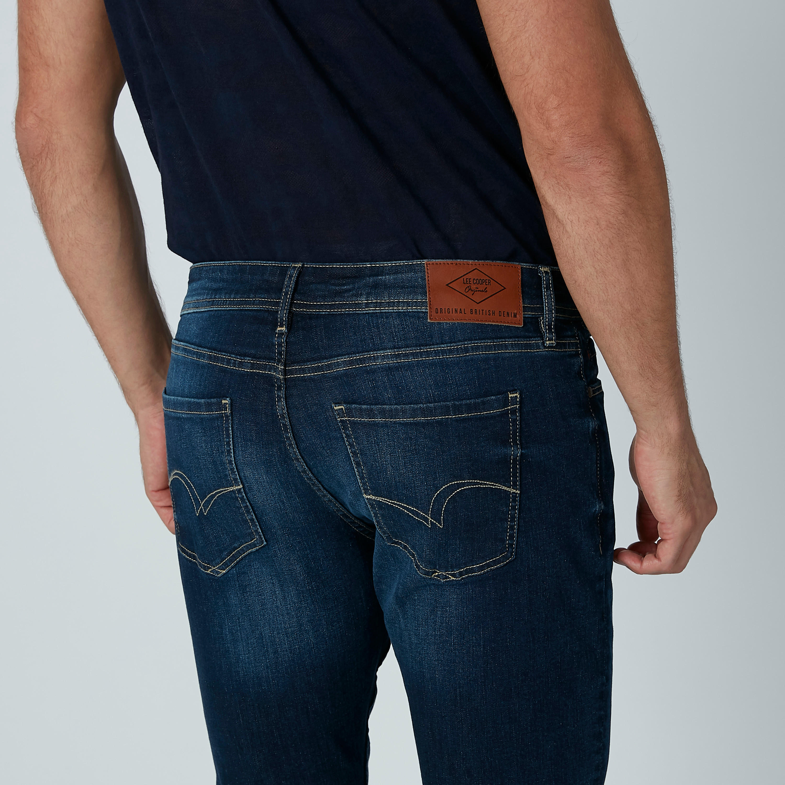 بنطال جينز طويل بحلقات للحزام وجيوب من لي كوبر-men-clothing-bottoms-jeans-image-6