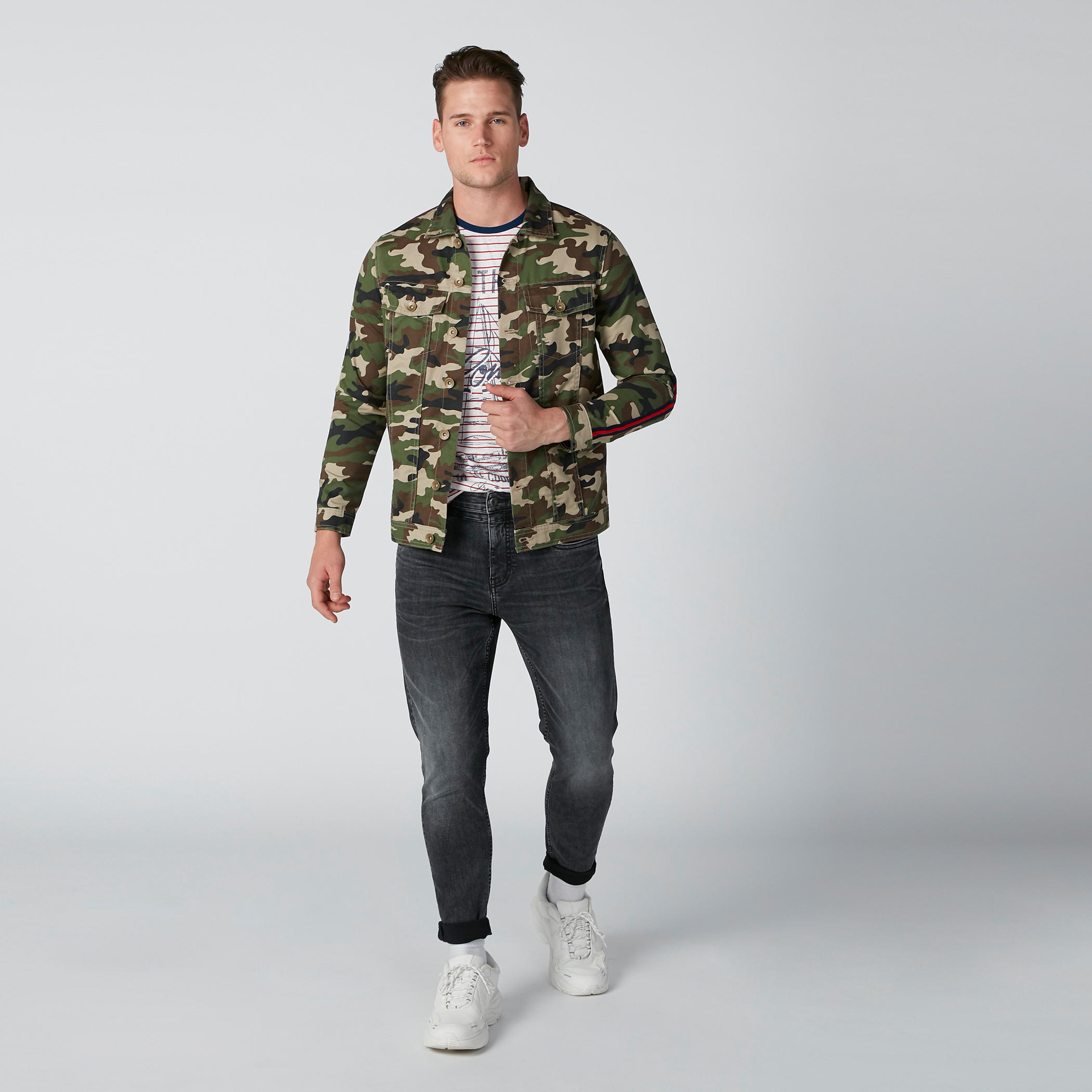تيشيرت مستدام مقلّم بياقة ضيقة وأكمام قصيرة-men-clothing-tshirtsandpolos-tshirts-image-2