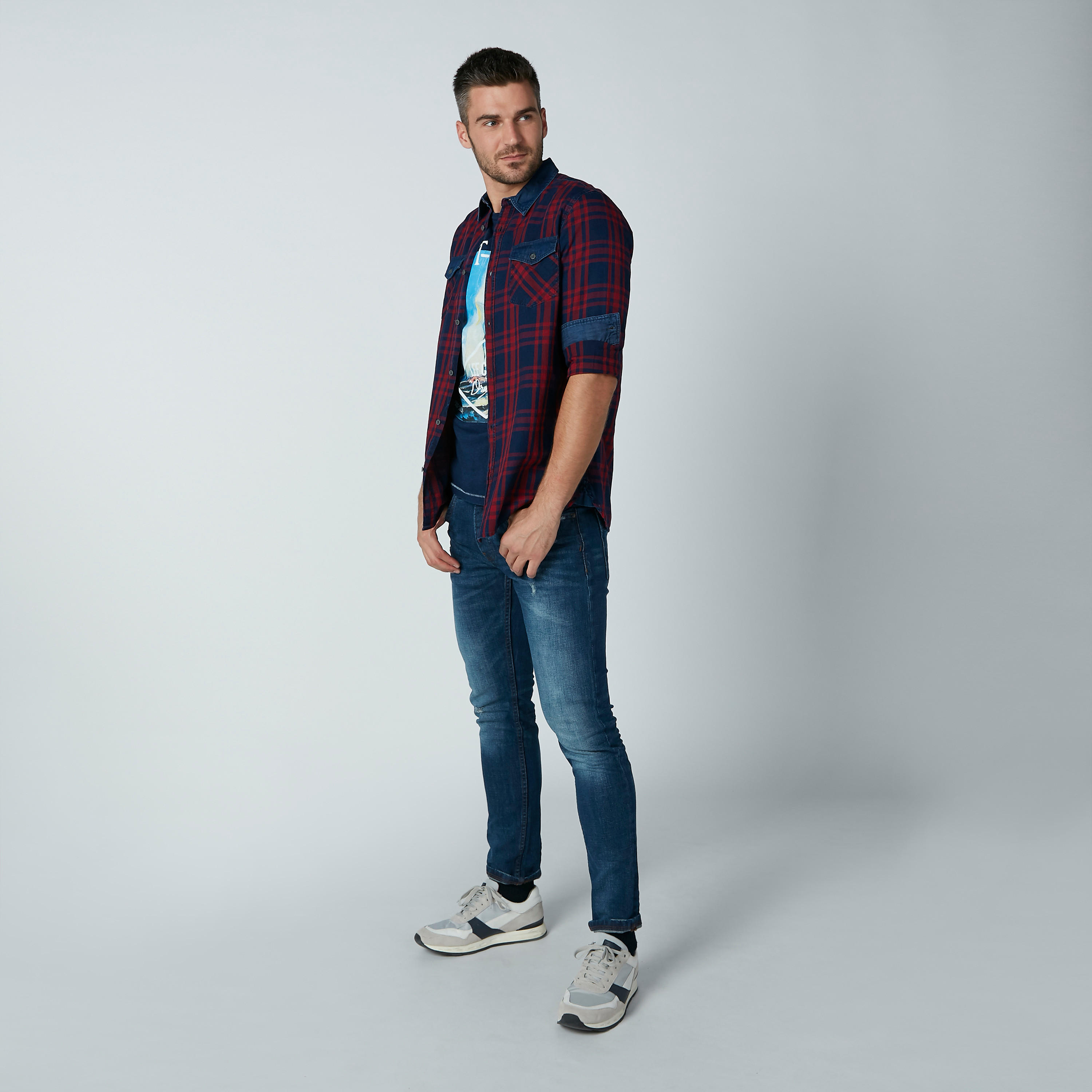 قميص مستدام بياقة ضيقة وأكمام قصيرة وطبعات-men-clothing-tshirtsandpolos-tshirts-image-2