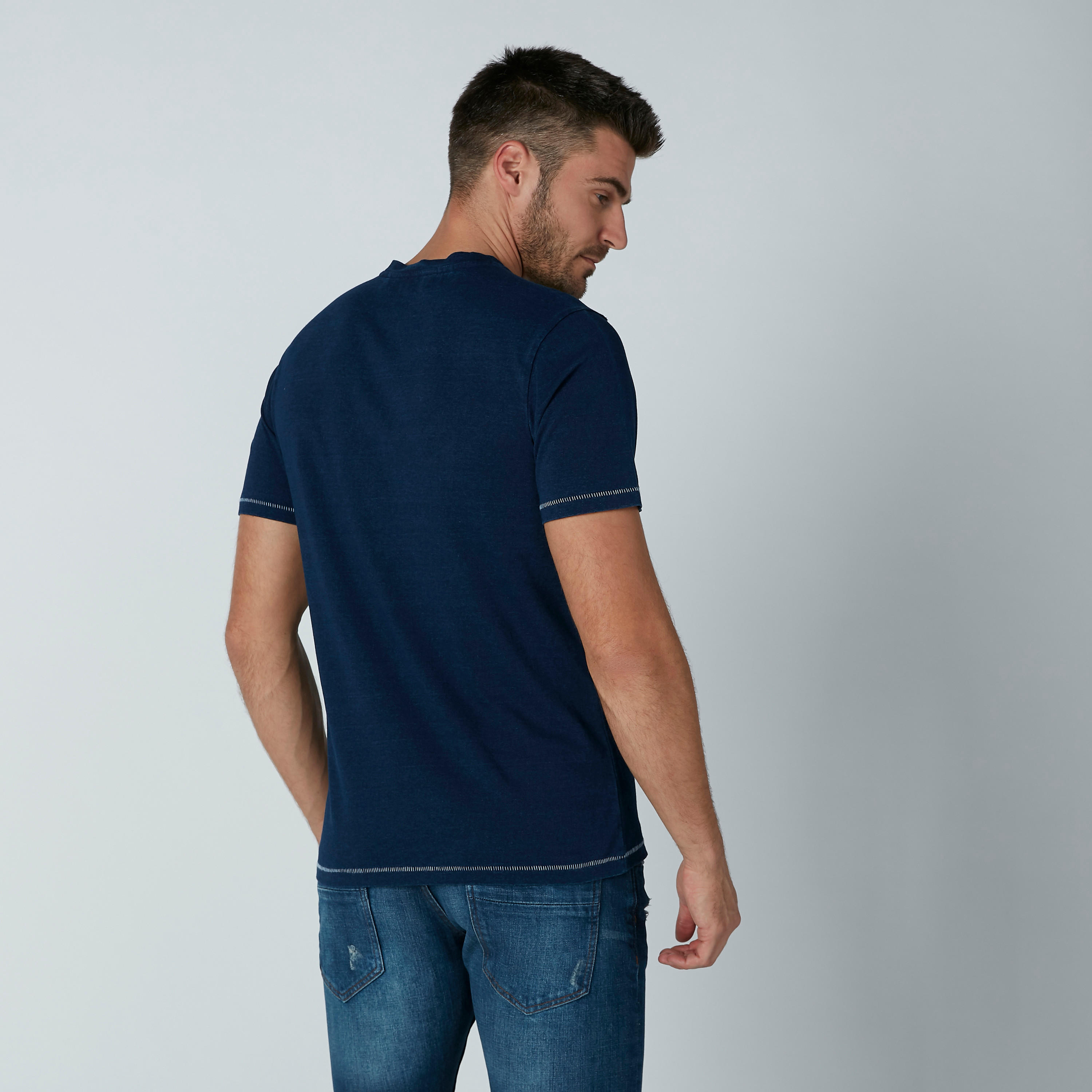 قميص مستدام بياقة ضيقة وأكمام قصيرة وطبعات-men-clothing-tshirtsandpolos-tshirts-image-3