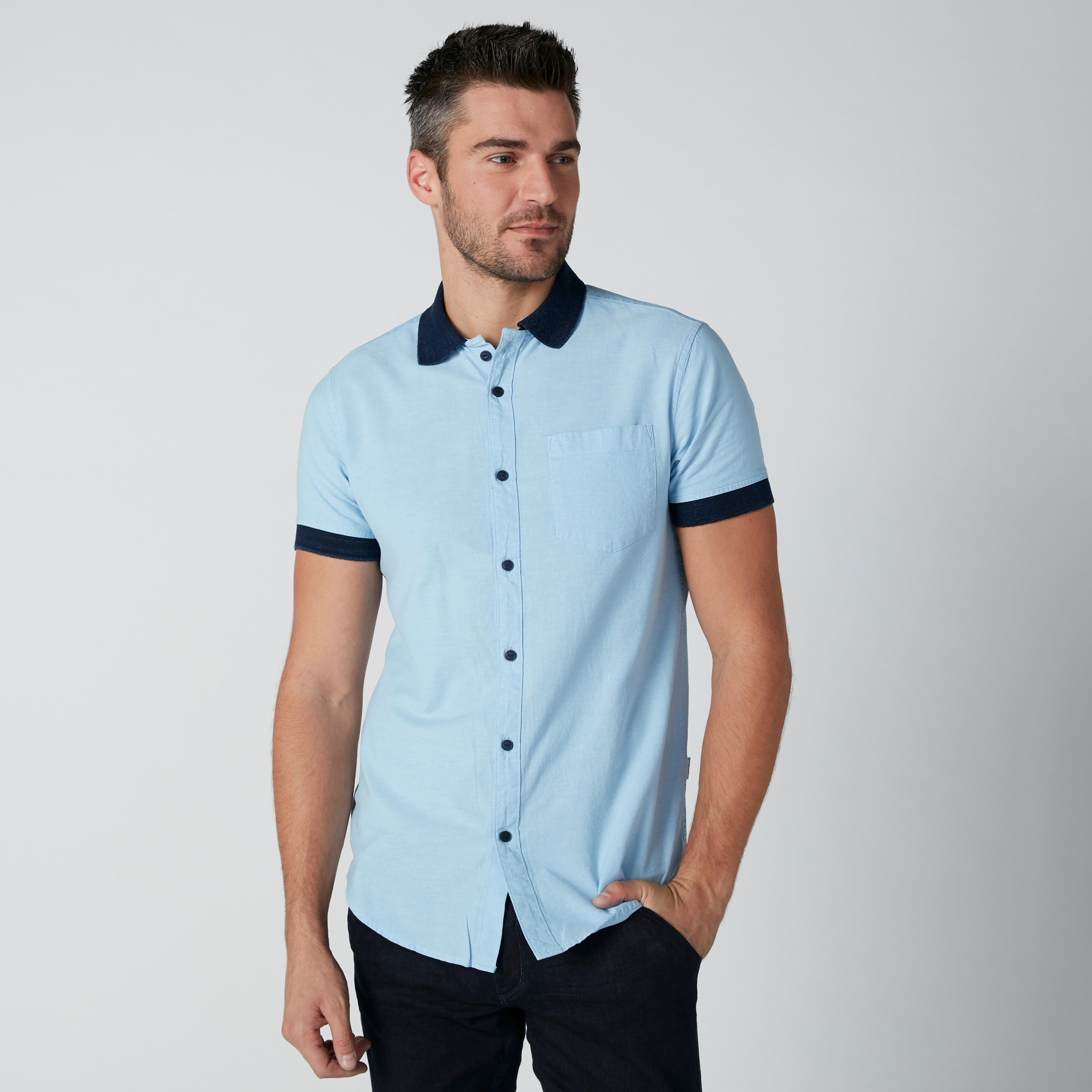 قميص مستدام بأكمام قصيرة وجيب على الصدر -men-clothing-shirts-image-1