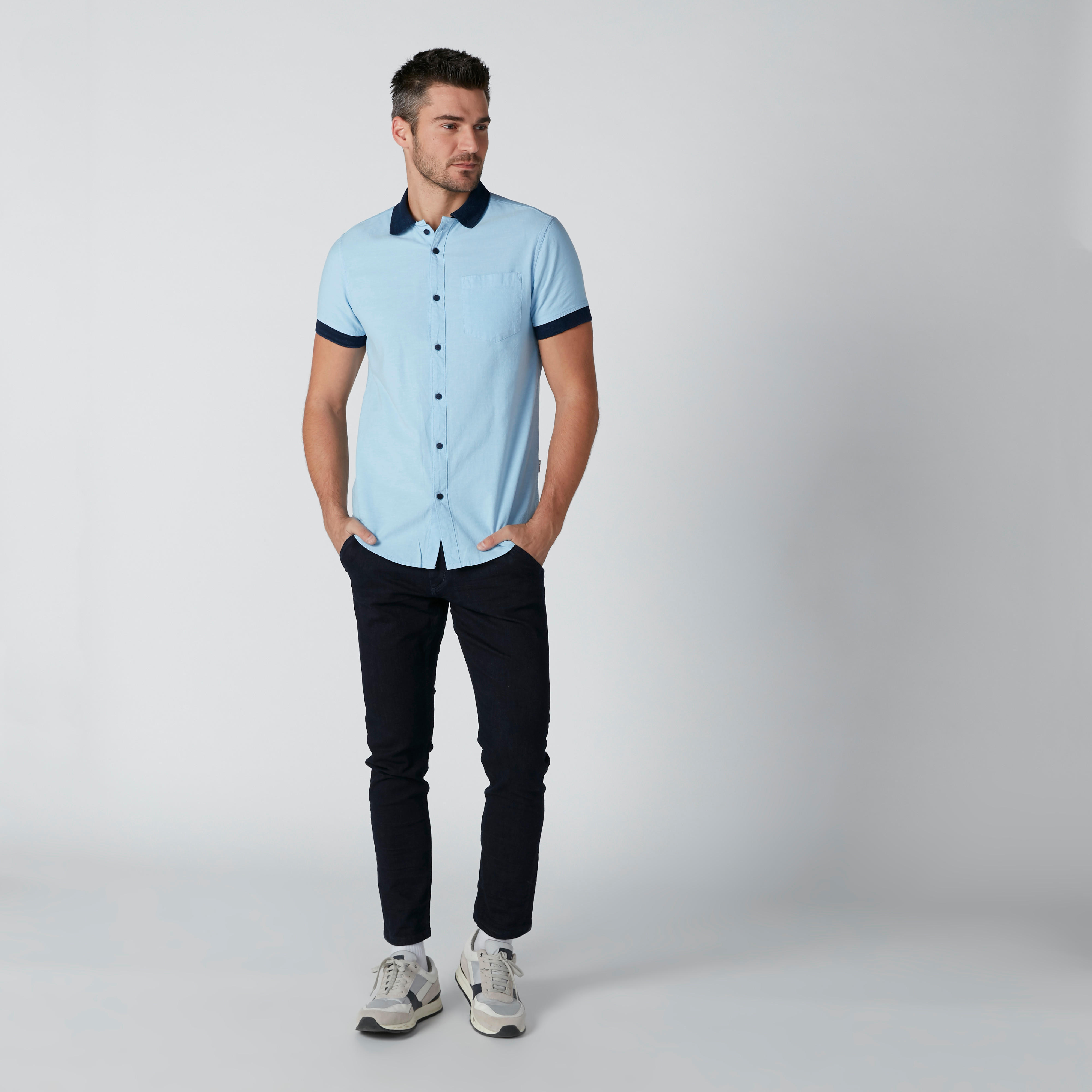 قميص مستدام بأكمام قصيرة وجيب على الصدر -men-clothing-shirts-image-2