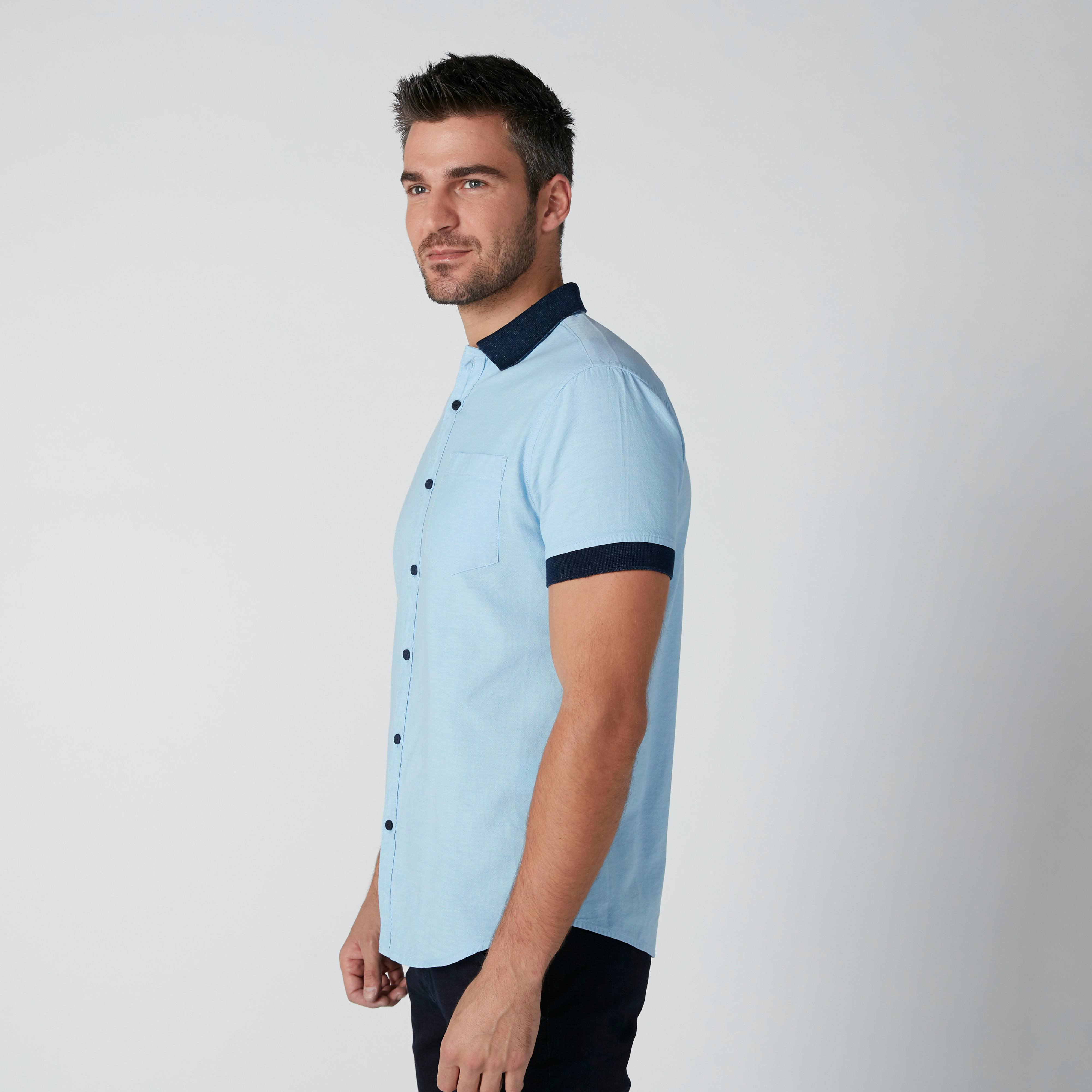 قميص مستدام بأكمام قصيرة وجيب على الصدر -men-clothing-shirts-image-4